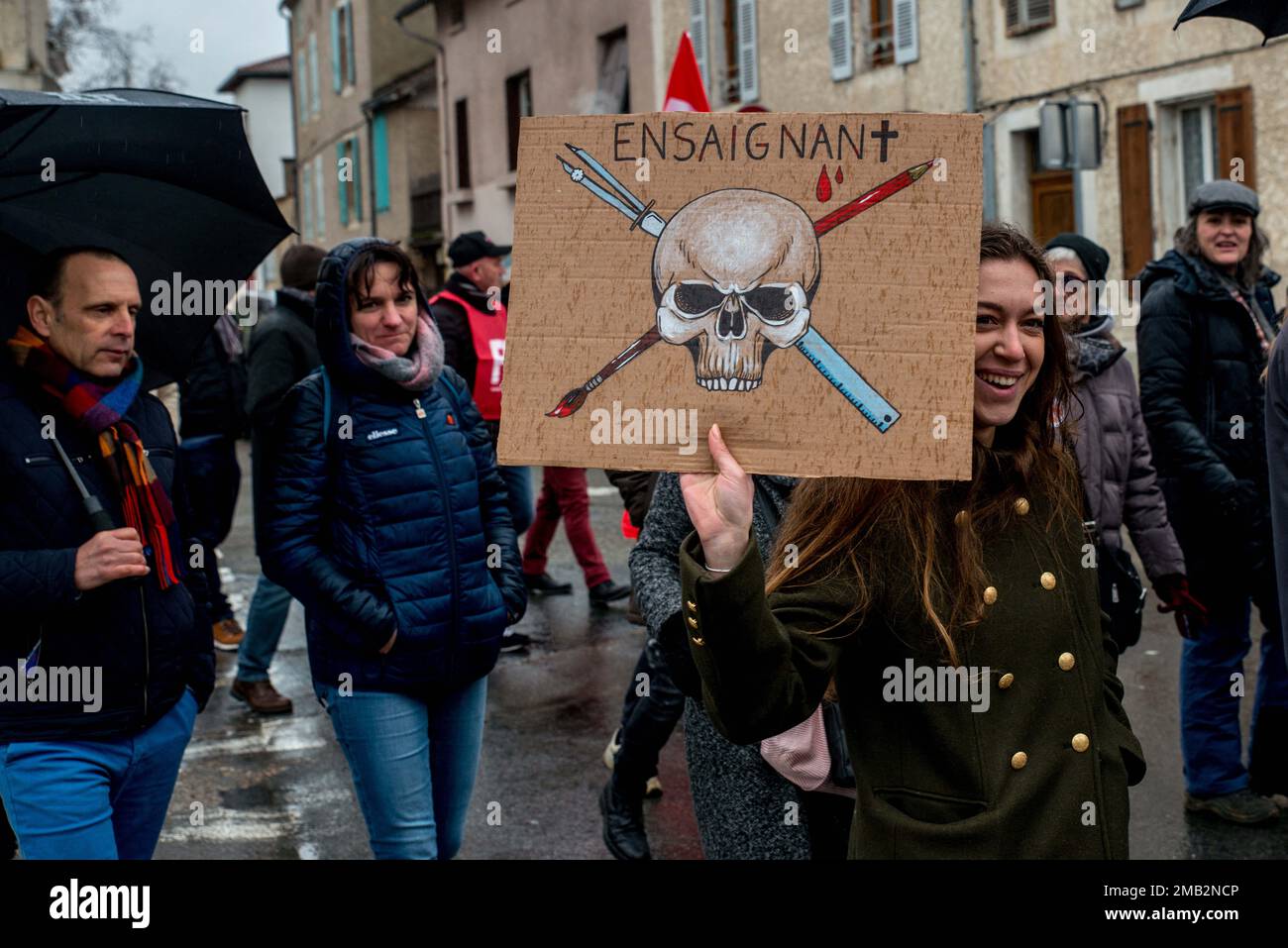 Circa 3.000 persone hanno manifestato a Cahors, in Francia, il 19 gennaio 2023, contro la presentazione del progetto di riforma delle pensioni, che prevede in particolare un graduale passaggio dell'età pensionabile da 62 a 64 anni. Tutti i raccordi (CFDT, CGT, FO, CFE-CGC, CFTC, UNSA, Solidaires, FSU) hanno chiesto uno sciopero generale. Photo by Denis Prezat/ABACAPRESS.COM Credit: Abaca Press/Alamy Live News Foto Stock