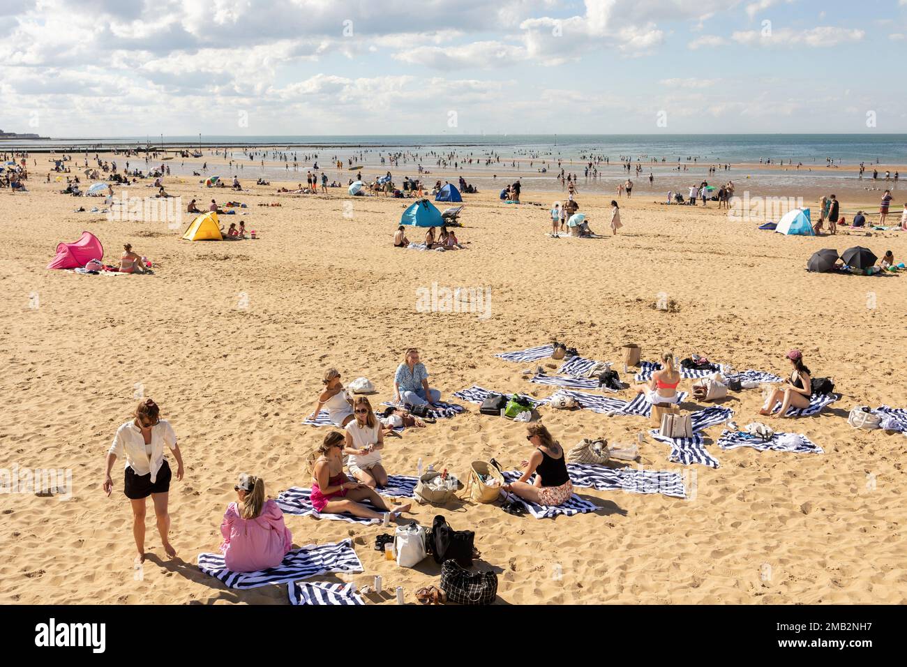 Margate, Kent, regno unito, agosto 24 2022 i visitatori si affollano alla spiaggia di Margate durante l'insolita ondata di caldo in Gran Bretagna.Margates le sabbie principali sono state Foto Stock