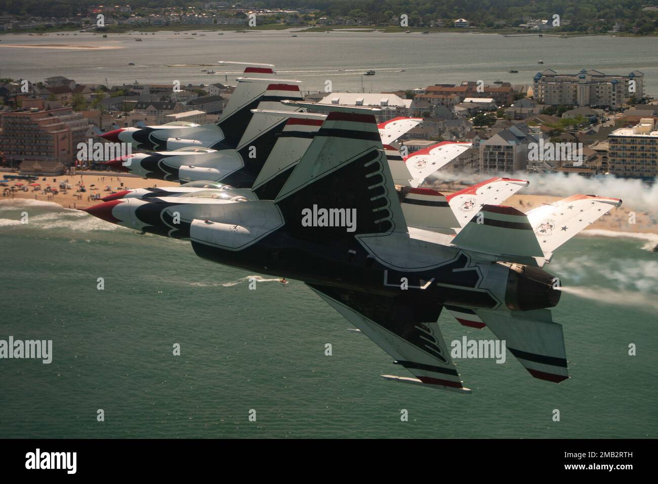 Lo squadrone di dimostrazione dell'aria dell'aeronautica degli Stati Uniti, conosciuto come i Thunderbirds, headline l'esposizione dell'aria dell'OC a Ocean City, Maryland, 10 giugno 2022. I Thunderbirds sono arati per eseguire quasi settanta spettacoli aerei in quasi tre dozzine di luoghi diversi quest'anno. Foto Stock