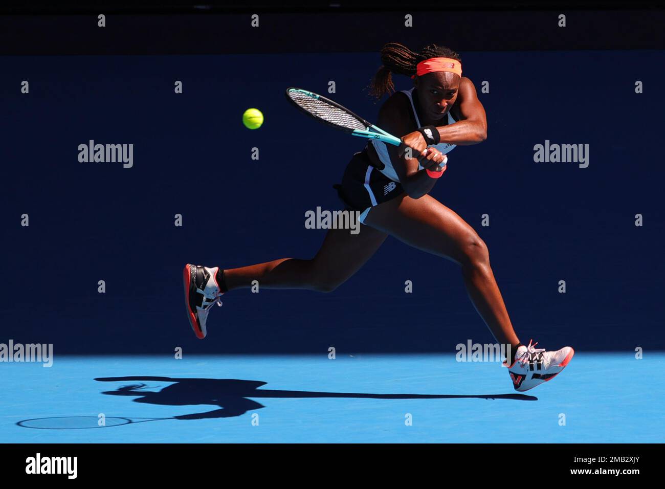 Melbourne, Australia. 20th Jan, 2023. Coco Gauff of USA in azione durante il round 3 match tra Coco Gauff of USA e Bernarda Pera of USA Day 5 all'Australian Open Tennis 2023 alla Rod Laver Arena di Melbourne, Australia, il 20 gennaio 2023. Foto di Peter Dovgan. Solo per uso editoriale, licenza richiesta per uso commerciale. Non è utilizzabile nelle scommesse, nei giochi o nelle pubblicazioni di un singolo club/campionato/giocatore. Credit: UK Sports Pics Ltd/Alamy Live News Foto Stock