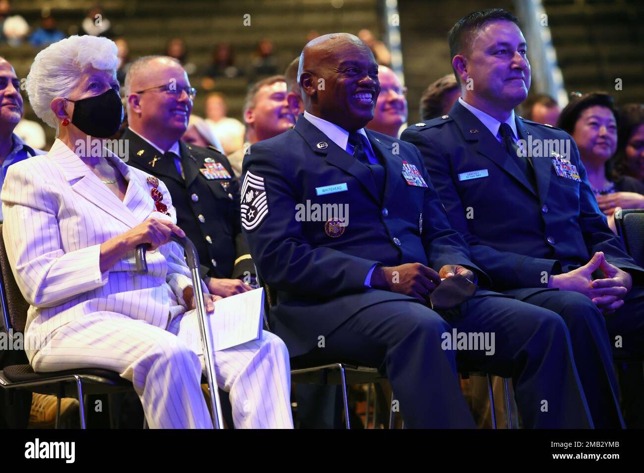 Il Rep. Grace Napolitano, del 32nd° distretto congressuale della California, che è anche co-presidente del National Guard Youth Challenge Caucus, a sinistra, siede con il Consigliere senior Tony L. Whitehead, consulente senior del capo, National Guard Bureau, Center, Gilbert Sanchez, direttore della Sunburst Youth Challenge Academy, durante la cerimonia di laurea in fase residenziale di Classe 29, tenutasi il 10 giugno 2022 presso la Mariners Church di Irvine, California. Sunburst è un programma di recupero del credito delle scuole superiori eseguito in collaborazione tra la Guardia Nazionale della California Foto Stock