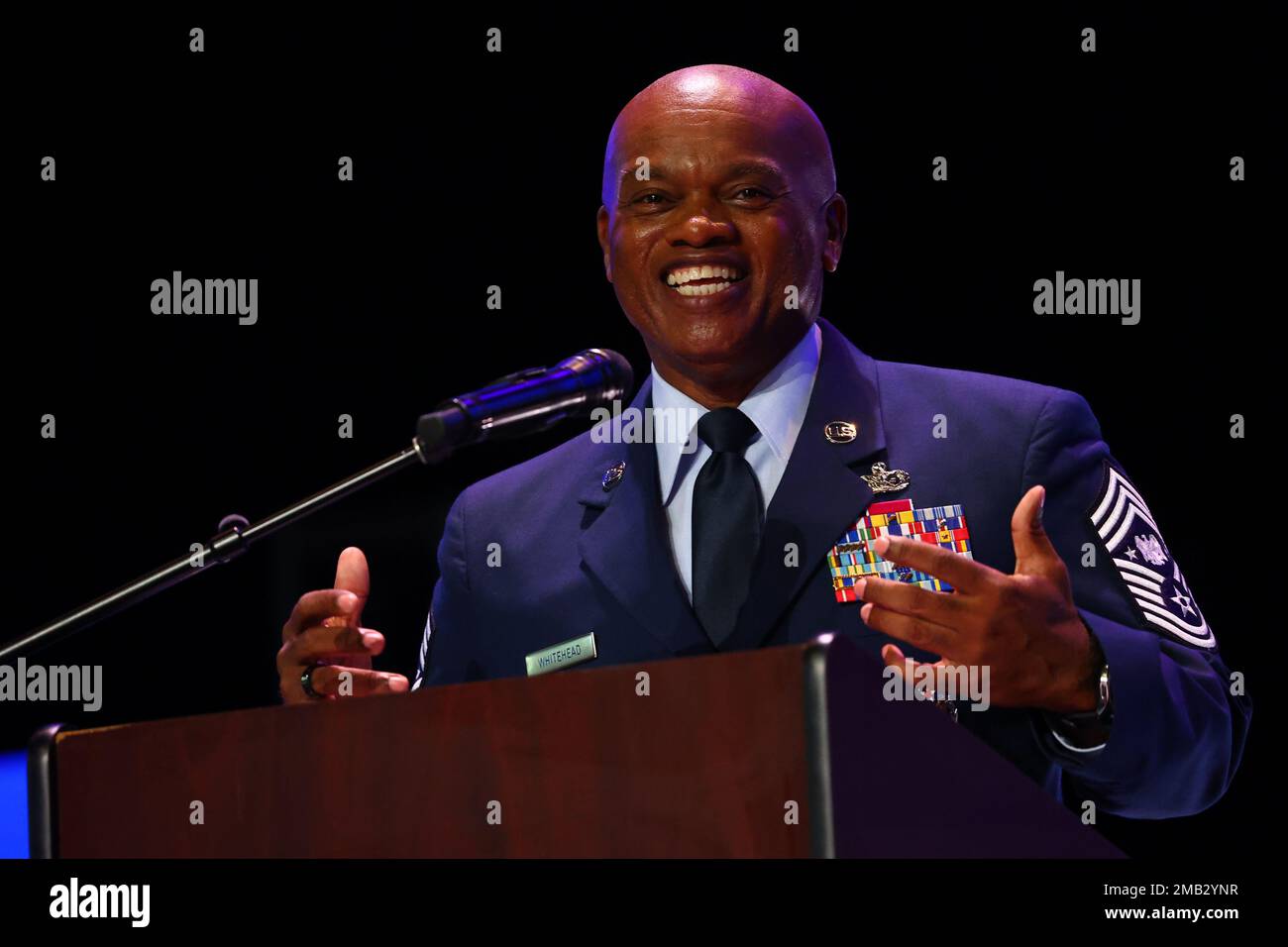 Il consulente senior Tony L. Whitehead, consulente senior del capo, National Guard Bureau, parla durante la cerimonia di laurea di classe 29 della Sunburst Youth Challenge Academy, 10 giugno 2022, alla Mariners Church di Irvine, California. Sunburst è un programma di recupero del credito delle scuole superiori, gestito in partnership tra la direzione programmi per giovani e comunità della Task Force torcia della Guardia Nazionale della California e il Dipartimento dell’Istruzione della contea di Orange. Sunburst è uno dei quattro programmi della sfida giovanile della Guardia Nazionale in California. Foto Stock