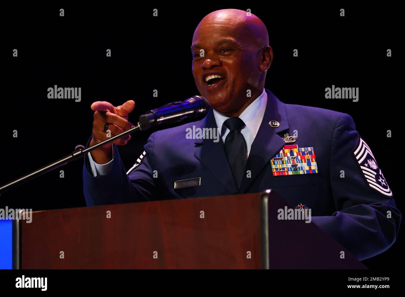 Il consulente senior Tony L. Whitehead, consulente senior del capo, National Guard Bureau, parla durante la cerimonia di laurea di classe 29 della Sunburst Youth Challenge Academy, 10 giugno 2022, alla Mariners Church di Irvine, California. Sunburst è un programma di recupero del credito delle scuole superiori, gestito in partnership tra la direzione programmi per giovani e comunità della Task Force torcia della Guardia Nazionale della California e il Dipartimento dell’Istruzione della contea di Orange. Sunburst è uno dei quattro programmi della sfida giovanile della Guardia Nazionale in California. Foto Stock