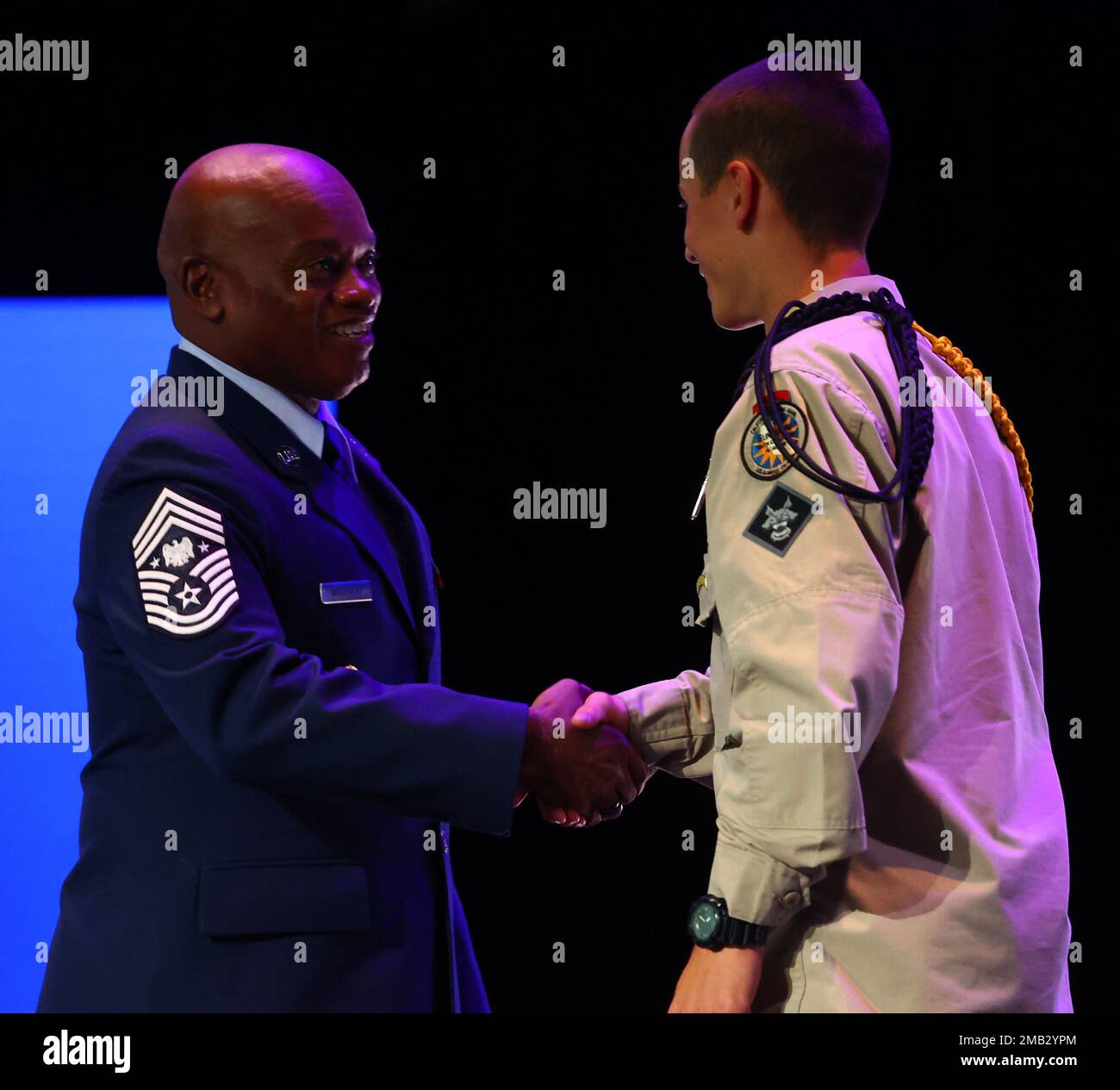 Consulente senior Tony L. Whitehead, consulente senior del capo, National Guard Bureau, Coins Sunburst Youth Challenge Academy Class 29 Cadet Akio Shimojyo durante la cerimonia di laurea della fase residenziale dell'accademia, il 10 giugno 2022, presso la Mariners Church di Irvine, California. Sunburst è un programma di recupero del credito delle scuole superiori, gestito in partnership tra la direzione programmi per giovani e comunità della Task Force torcia della Guardia Nazionale della California e il Dipartimento dell’Istruzione della contea di Orange. Sunburst è uno dei quattro programmi della sfida giovanile della Guardia Nazionale in California. Foto Stock