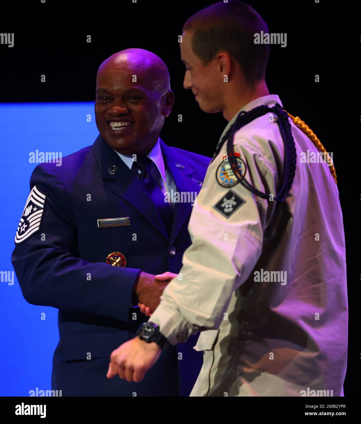 Consulente senior Tony L. Whitehead, consulente senior del capo, National Guard Bureau, Coins Sunburst Youth Challenge Academy Class 29 Cadet Akio Shimojyo durante la cerimonia di laurea della fase residenziale dell'accademia, il 10 giugno 2022, presso la Mariners Church di Irvine, California. Sunburst è un programma di recupero del credito delle scuole superiori, gestito in partnership tra la direzione programmi per giovani e comunità della Task Force torcia della Guardia Nazionale della California e il Dipartimento dell’Istruzione della contea di Orange. Sunburst è uno dei quattro programmi della sfida giovanile della Guardia Nazionale in California. Foto Stock