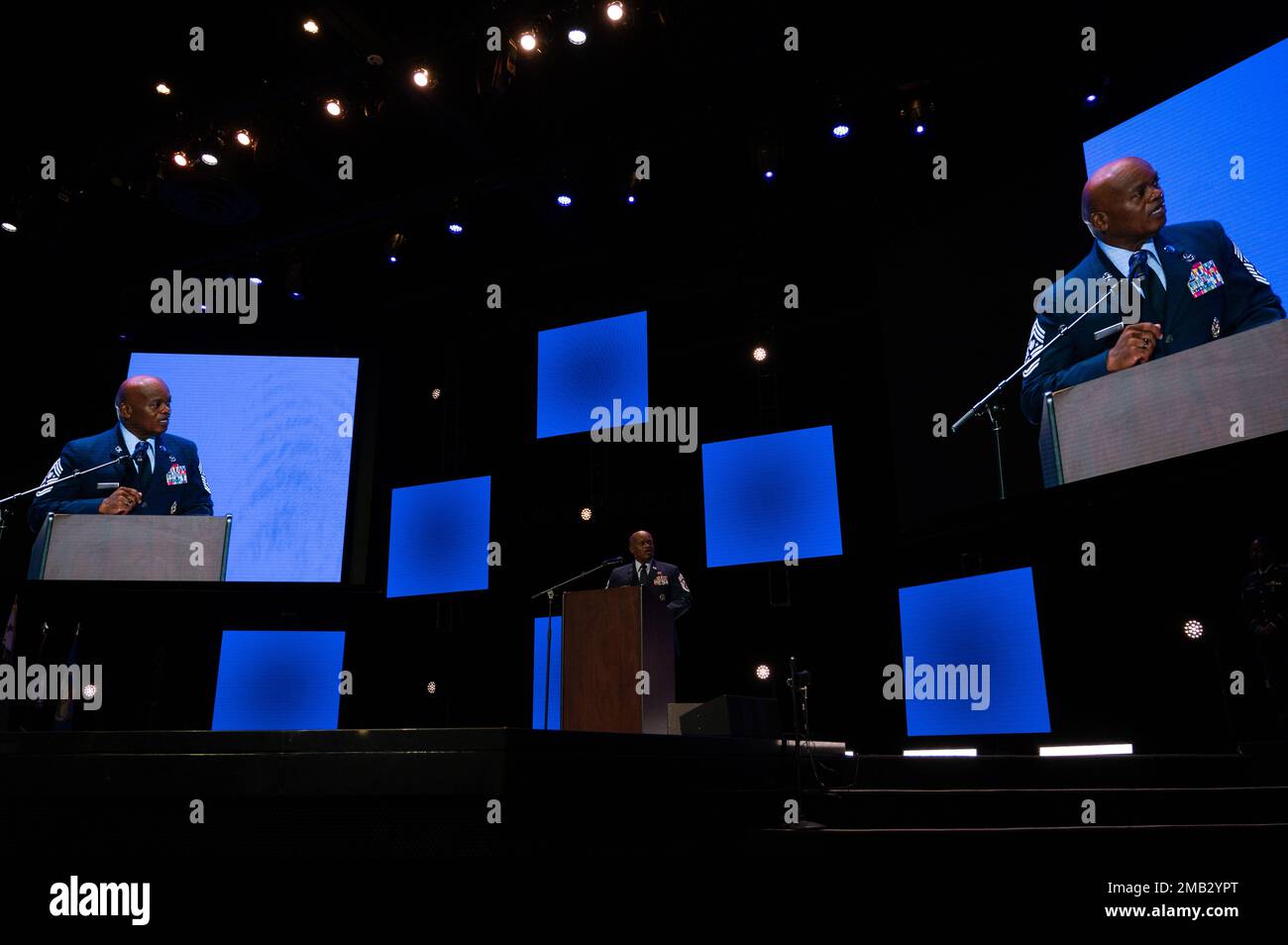 Il consulente senior Tony L. Whitehead, consulente senior del capo, National Guard Bureau, parla durante la cerimonia di laurea di classe 29 della Sunburst Youth Challenge Academy, 10 giugno 2022, alla Mariners Church di Irvine, California. Sunburst è un programma di recupero del credito delle scuole superiori, gestito in partnership tra la direzione programmi per giovani e comunità della Task Force torcia della Guardia Nazionale della California e il Dipartimento dell’Istruzione della contea di Orange. Sunburst è uno dei quattro programmi della sfida giovanile della Guardia Nazionale in California. Foto Stock