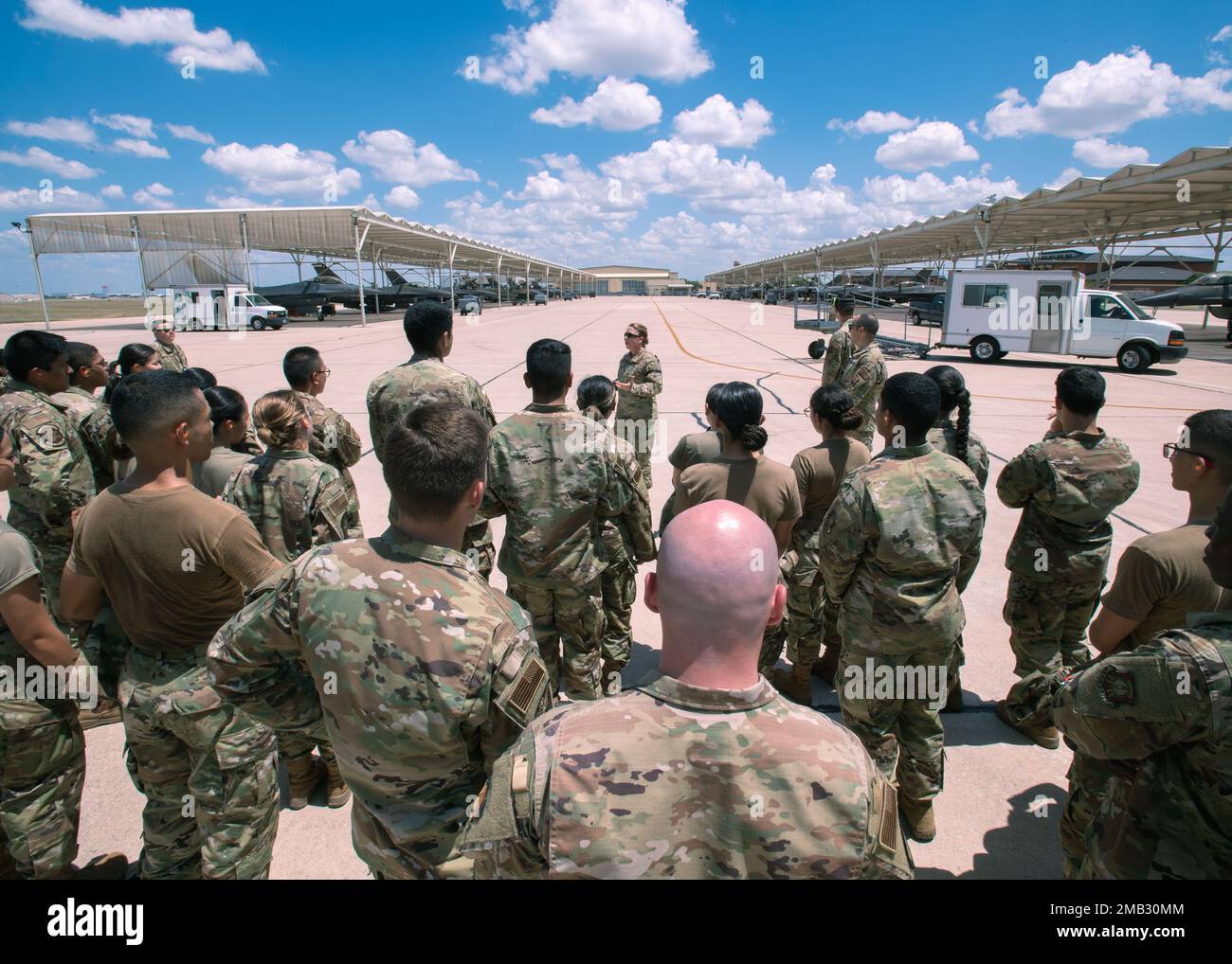 Air Force ROTC cadets from Embry Riddle Aeronautical University ha visitato la 149th Fighter Wing per dare un'occhiata in prima persona e come appare un'ala da combattimento operativa dietro le quinte alla Joint base San Antonio-Lackland, Texas, 10 giugno 2022. Il tour è stato organizzato da membri delle nostre varie unità di manutenzione che hanno fornito informazioni uniche su ciò che serve per avere successo come leader nell'esercito di oggi. (Foto della Guardia Nazionale aerea del personale Sgt. Ryan Mancuso) Foto Stock