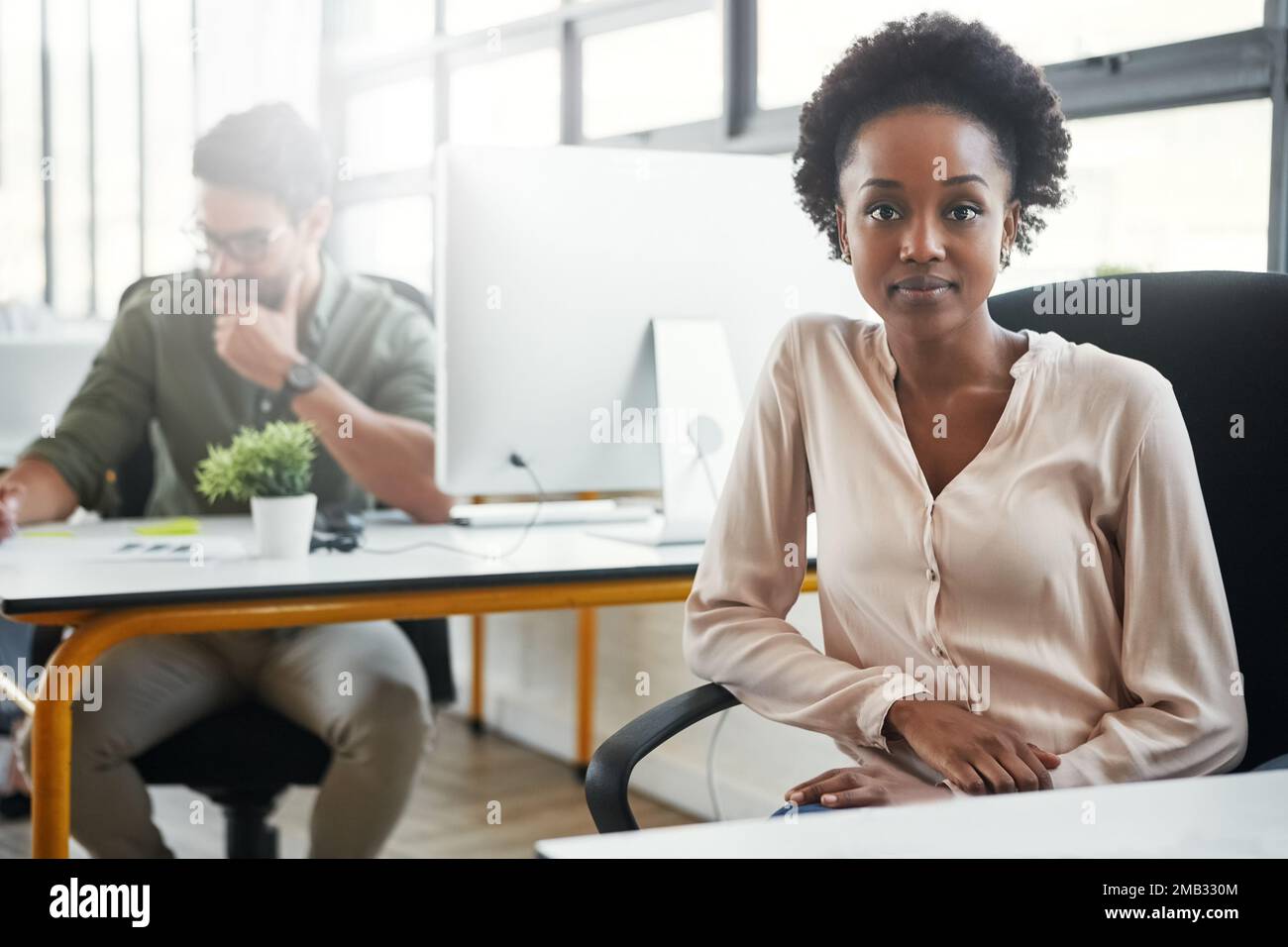 Creativo, donna nera e ritratto dell'ufficio alla scrivania, seduta o messa a fuoco con la gente di affari all'agenzia di disegno di fotoricettore. Webdesign donna, il successo e la visione a. Foto Stock