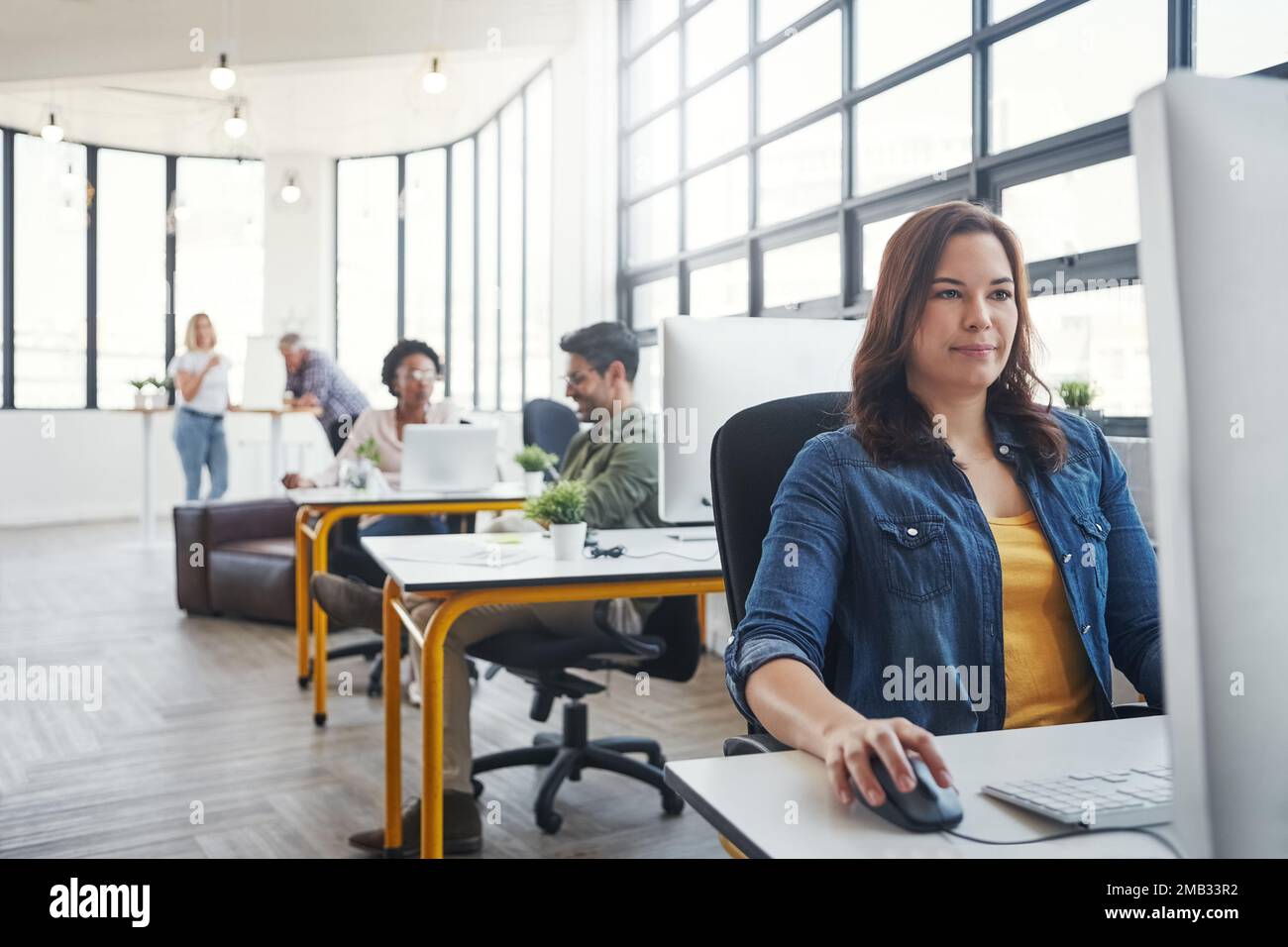 Ufficio, focus e donna d'affari con computer che lavora su e-mail online, ricerca sito web e progetto. Produttività, agenzia aziendale e lavoratrice Foto Stock
