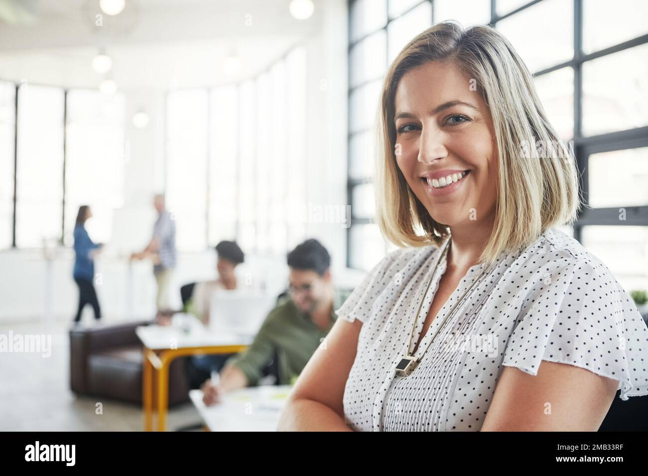 Donna, ritratto felice e motivazione di successo del designer, mentalità positiva e creatività felicità. Leader femminile, sorriso dell'imprenditore e leadership Foto Stock