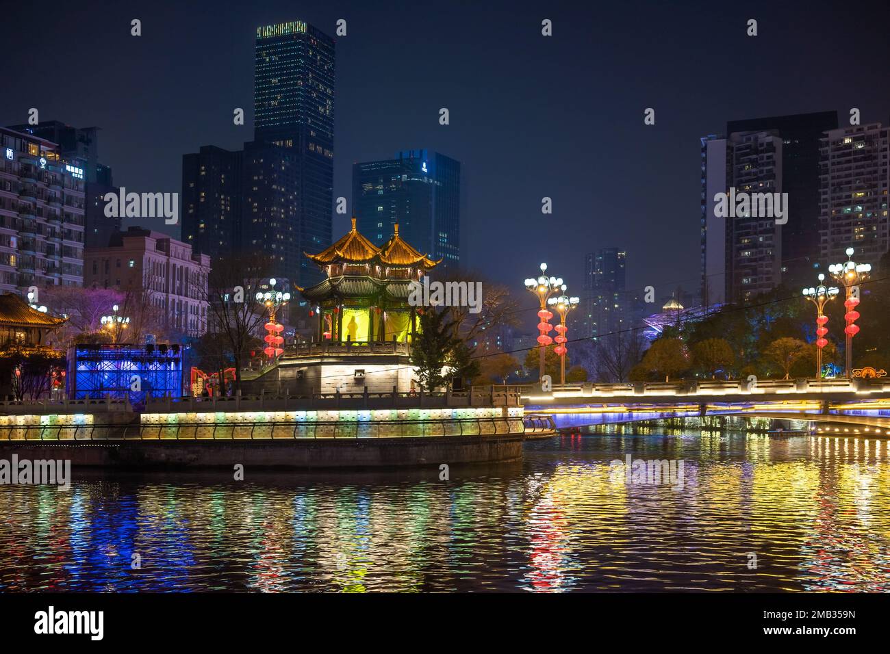 Pagoda HeJiangTing e fiume Jinjiang di notte Foto Stock