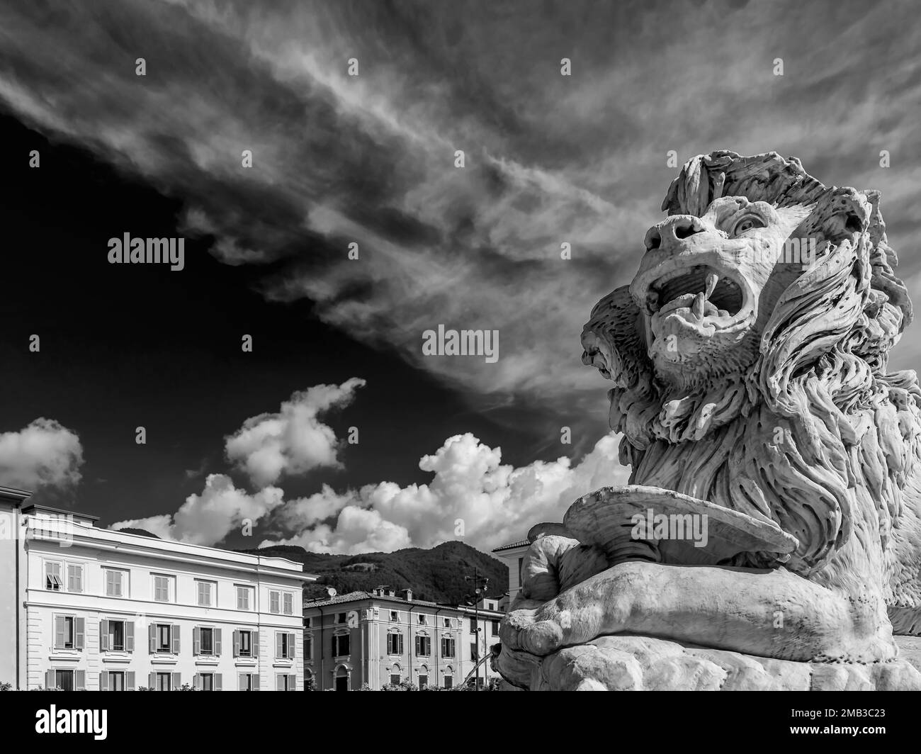 Vista in bianco e nero di uno dei leoni di marmo di Piazza Aranci, massa, Italia Foto Stock