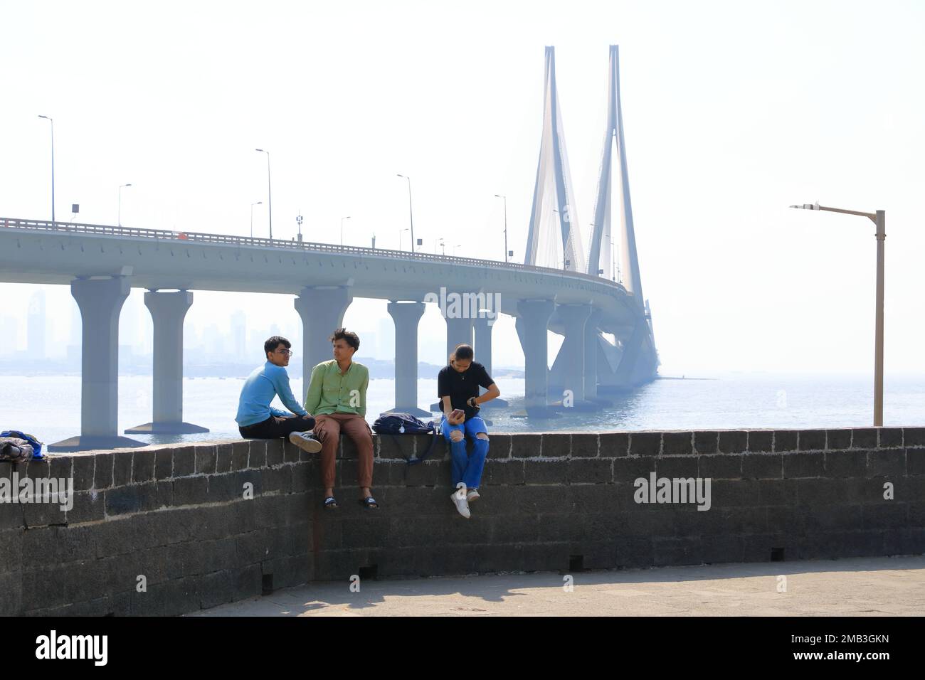 20 2022 dicembre - Mumbai, Maharashtra in India: La gente gode del collegamento del mare di Bandra-Worli, ufficialmente denominato collegamento del mare di Rajiv Gandhi Foto Stock