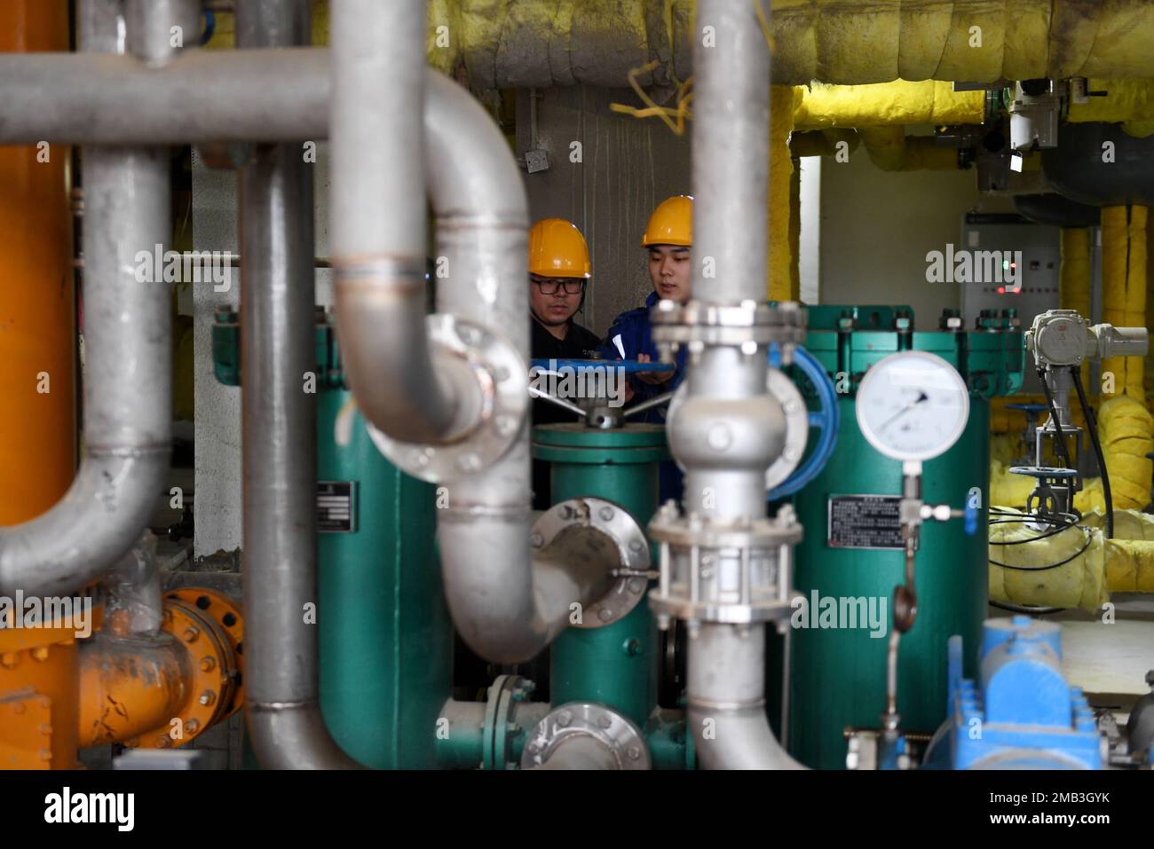 ZHANGJIAKOU, CINA - 20 GENNAIO 2023 - i lavoratori ispezionano le apparecchiature in una centrale elettrica di incenerimento dei rifiuti domestici a Zhangjiakou, Hebei p della Cina settentrionale Foto Stock