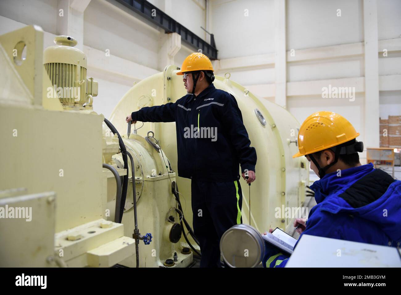 ZHANGJIAKOU, CINA - 20 GENNAIO 2023 - i lavoratori ispezionano le apparecchiature in una centrale elettrica di incenerimento dei rifiuti domestici a Zhangjiakou, Hebei p della Cina settentrionale Foto Stock