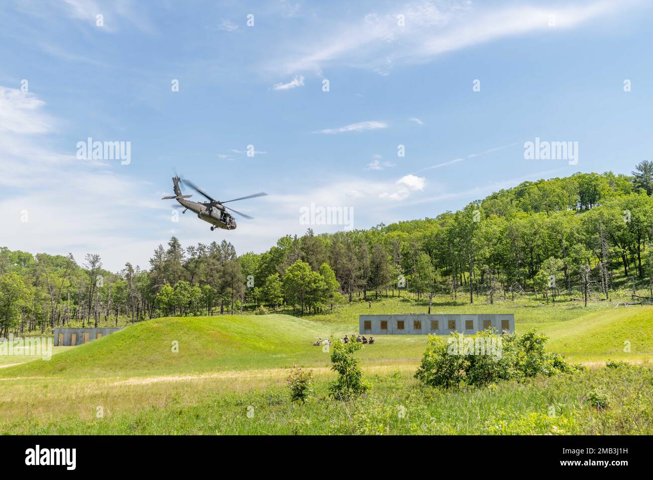 Compagnia B, 1st battaglione, 128th reggimento di fanteria, 32nd squadra di combattimento della Brigata di fanteria e 1st battaglione, 147th reggimento dell'aviazione e altre unità provenienti da tutta la Guardia nazionale del Wisconsin per condurre una missione di assalto aereo durante l'addestramento annuale del 10 giugno a Fort McCoy, Wisconsin. Foto Stock