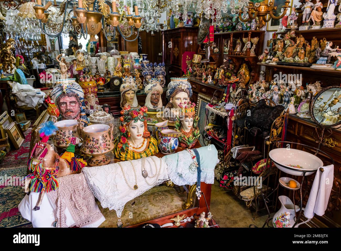 Presso il mercato dell'antiquariato locale sono in vendita tutti i tipi di sculture, lampade e altri oggetti d'antiquariato. Foto Stock