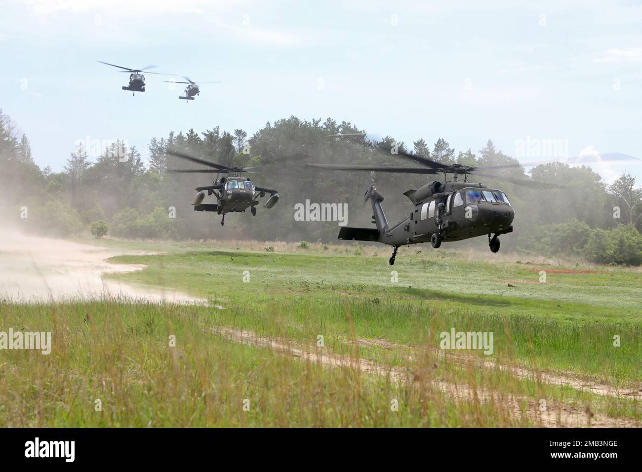 I soldati della Compagnia B, 1st battaglione, 128th reggimento di fanteria, 32nd squadra di combattimento della Brigata di fanteria, hanno lavorato insieme a 1st battaglione, 147th reggimento dell'aviazione e ad altre unità della Guardia Nazionale del Wisconsin per condurre una missione di assalto aereo durante l'addestramento annuale del 10 giugno a Fort McCoy, Wisconsin. (32nd Fanteria Brigata Combat Team foto di staff Sgt. Kati Volkman/rilasciato) Foto Stock