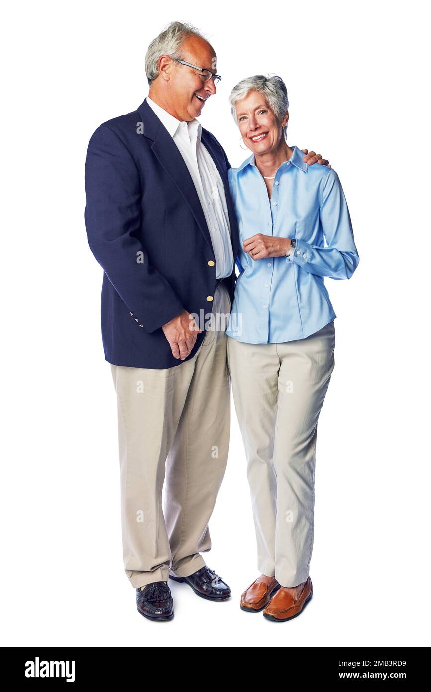 Senior, coppia e amore da uomo e donna felice e abbracciante isolato su uno studio sfondo bianco. Persone anziane o anziani che sentono felicità Foto Stock