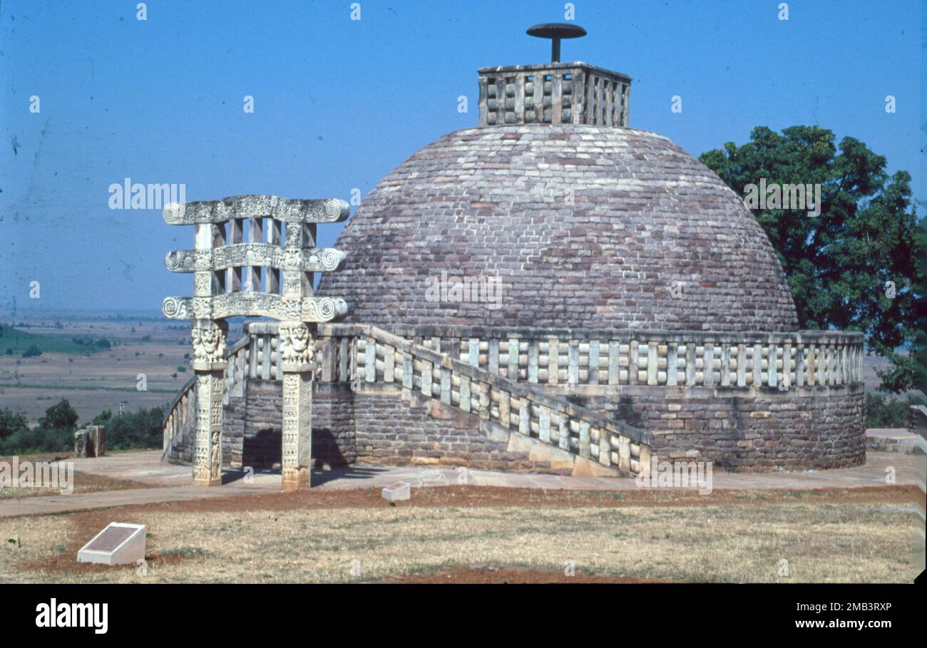 Sanchi è un complesso buddista, famoso per il suo grande Stupa, su una collina nella città di Sanchi nel distretto di Raisen dello stato di Madhya Pradesh, India. Si trova, a circa 23 chilometri dalla città di Raisen, quartiere generale e 46 chilometri a nord-est di Bhopal, capitale di Madhya Pradesh. Il Grande Stupa di Sanchi è una delle più antiche strutture in pietra dell'India, e un importante monumento di architettura indiana. Torana, porta indiana, di solito di pietra, che segna l'ingresso ad un santuario buddista o stupa o ad un tempio indù. Foto Stock