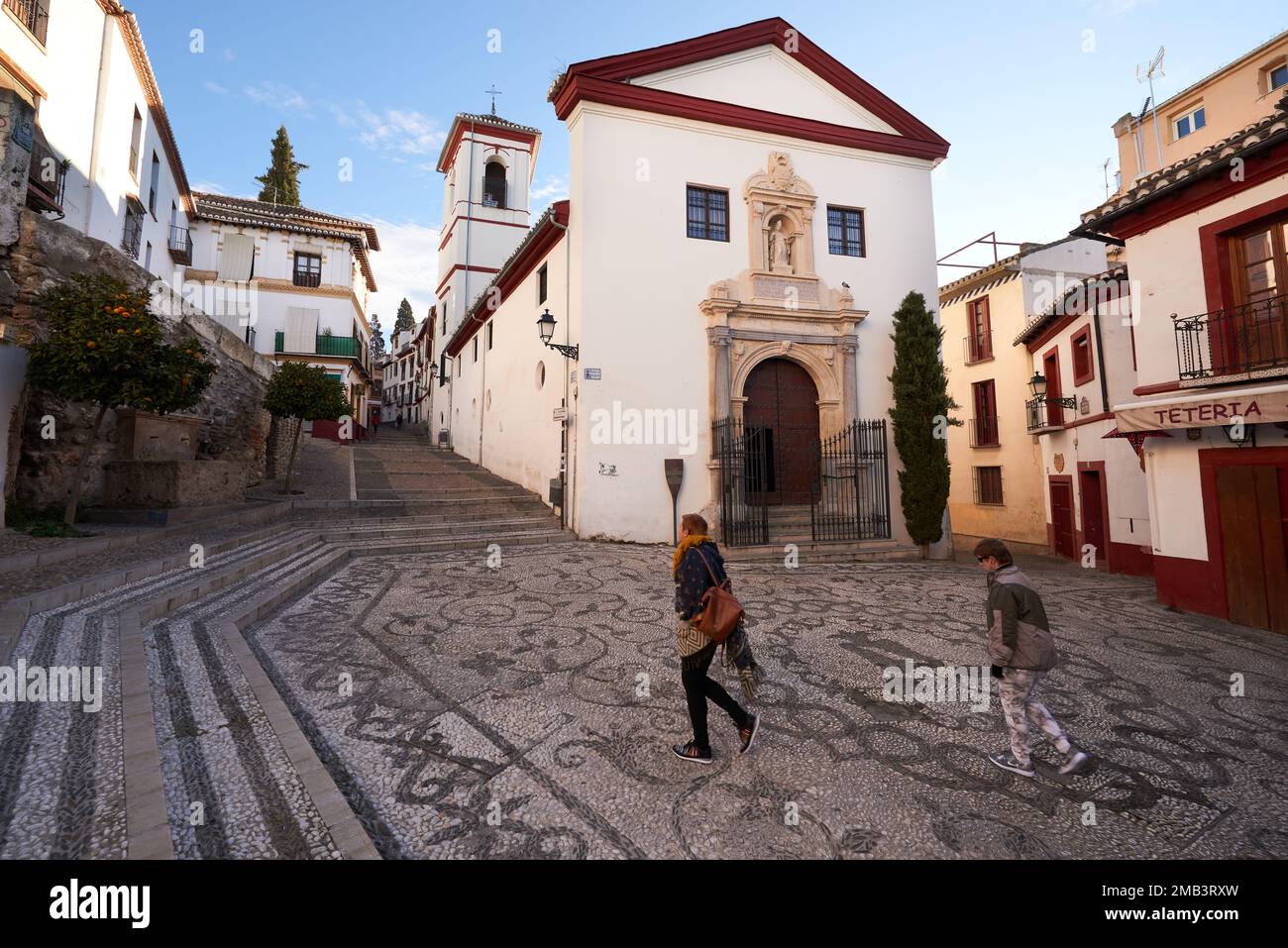 Persone che camminano attraverso Plaza de San Gregorio, Granada, Andalusia, Spagna, Europa. Foto Stock