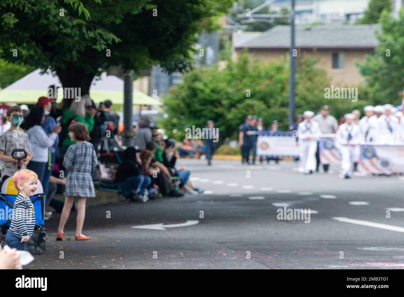 Un bambino sorride nella gioia come Stati Uniti I marinai assegnati al cacciatorpediniere di classe Zumwalt USS Michael Monsoor (DDG 1001) marciano nella sfilata del Rose Festival durante la Portland Fleet Week 2022, giugno 11. Portland Fleet Week è una celebrazione onorata del tempo dei servizi marittimi e offre ai cittadini dell'Oregon l'opportunità di incontrare marinai, Marines e Coast Guardsmen, oltre a testimoniare in prima persona le ultime capacità dei servizi marittimi di oggi. Foto Stock