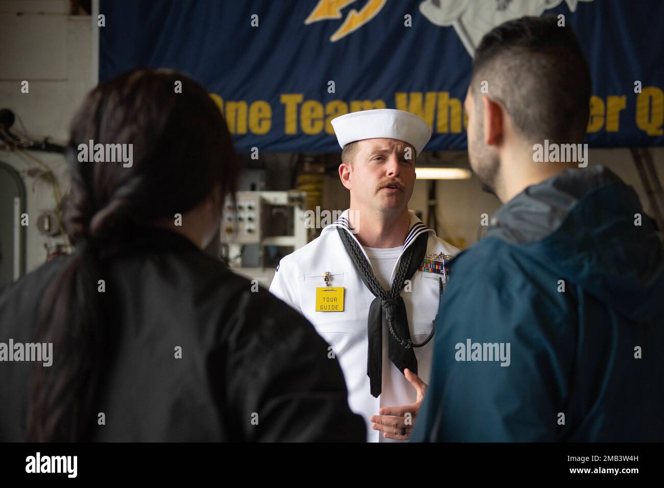 Il compagno di boatswain Classe 1st Zachary Miller, assegnato al cacciatorpediniere della classe Zumwalt USS Michael Monsoor (DDG 1001), risponde alla domanda di un gruppo durante il Portland Rose Festival e la Fleet Week 2022, giugno 11. Portland Fleet Week è una celebrazione onorata del tempo dei servizi marittimi e offre ai cittadini dell'Oregon l'opportunità di incontrare marinai, Marines e Coast Guardsmen, oltre a testimoniare in prima persona le ultime capacità dei servizi marittimi di oggi Foto Stock