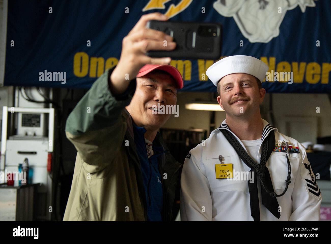 Boatswain’s Mate 1st Class Zachary Miller, assegnato al cacciatorpediniere Zumwalt USS Michael Monsoor (DDG 1001), prende un selfie con un nativo di Portland durante il Portland Rose Festival and Fleet Week 2022, giugno 11. Portland Fleet Week è una celebrazione onorata del tempo dei servizi marittimi e offre ai cittadini dell'Oregon l'opportunità di incontrare marinai, Marines e Coast Guardsmen, oltre a testimoniare in prima persona le ultime capacità dei servizi marittimi di oggi Foto Stock