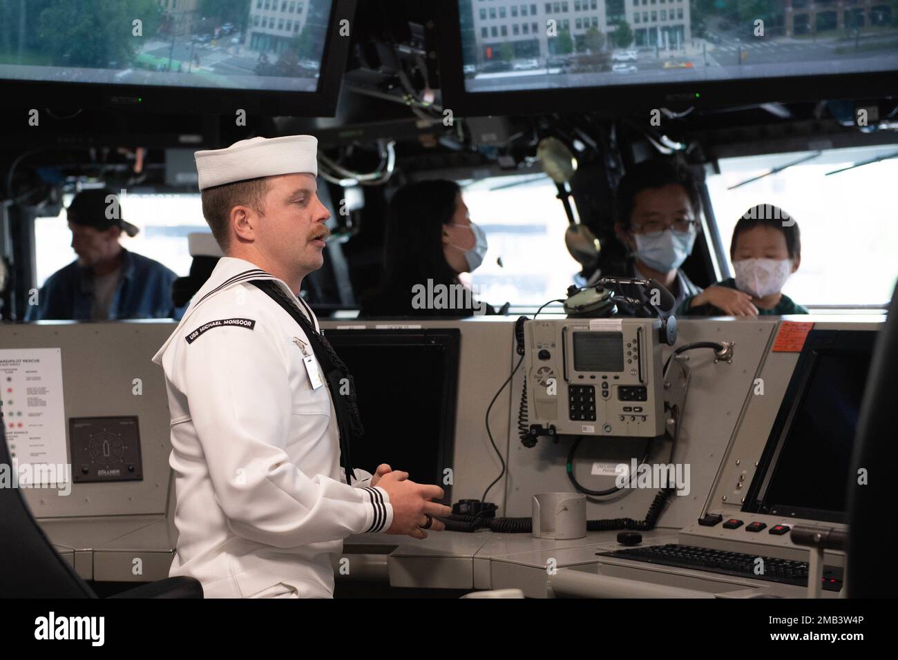 Il compagno di boatswain Classe 1st Zachary Miller, assegnato al cacciatorpediniere della classe Zumwalt USS Michael Monsoor (DDG 1001), risponde a una domanda mentre si tiene un tour durante il Portland Rose Festival e la Fleet Week 2022, giugno 11. Portland Fleet Week è una celebrazione onorata del tempo dei servizi marittimi e offre ai cittadini dell'Oregon l'opportunità di incontrare marinai, Marines e Coast Guardsmen, oltre a testimoniare in prima persona le ultime capacità dei servizi marittimi di oggi Foto Stock