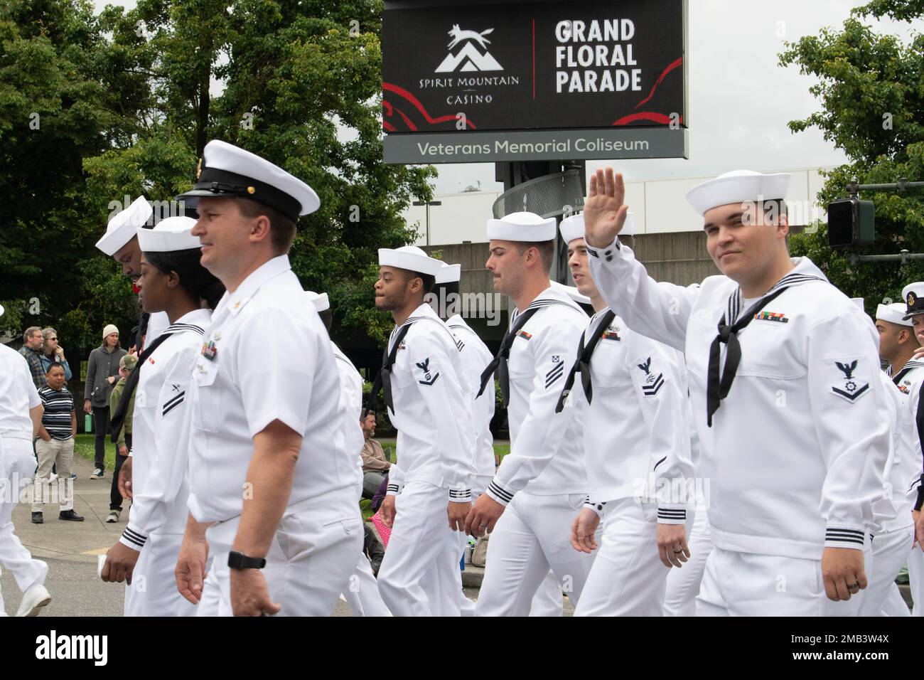 I marinai assegnati alla USS Michael Monsoor (DDG 1001), marciano nella Grand Floral Parade nell'ambito del Portland Rose Festival e della Fleet Week 2022, giugno 11. Portland Fleet Week è una celebrazione onorata del tempo dei servizi marittimi e offre ai cittadini dell'Oregon l'opportunità di incontrare marinai, Marines e Coast Guardsmen, oltre a testimoniare in prima persona le ultime capacità dei servizi marittimi di oggi Foto Stock