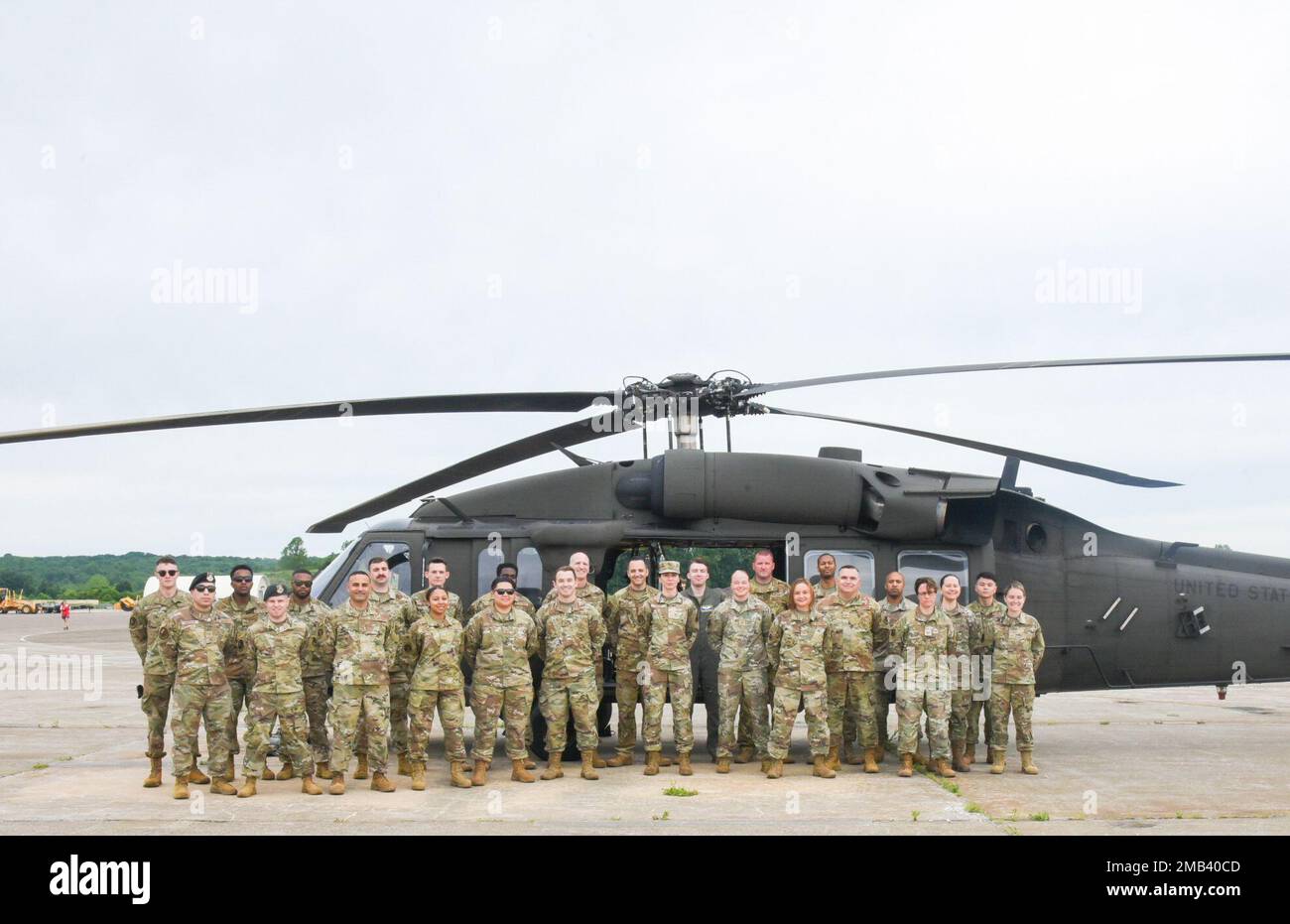 Diversi membri della 111th Attack Wing posano di fronte a un elicottero UH-60V Black Hawk prima di un volo incentivo sabato 11 giugno 2022 presso la base della Guardia Nazionale Biddle Air di Horsham, Pennsylvania. I voli incentive sono spesso offerti dalle forze aeree a persone che mostrano prestazioni eccezionali nei loro compiti. Foto Stock