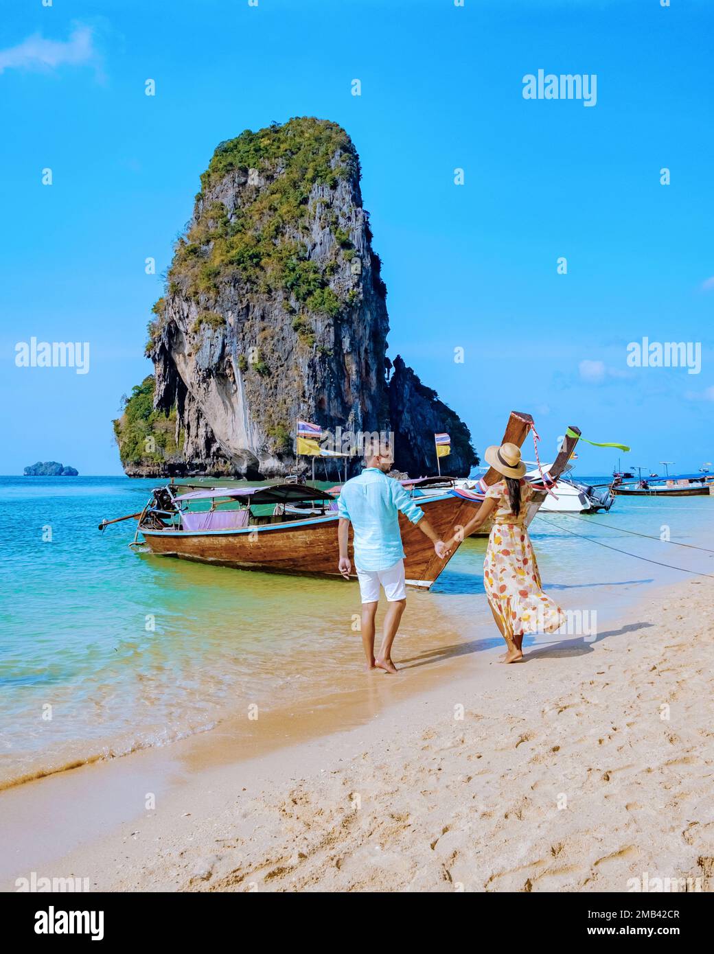 Railay Beach Krabi Thailandia, la spiaggia tropicale di Railay Krabi, un paio di uomini e donne sulla spiaggia, vista panoramica di idilliaca Railay Beach in Thailandia Foto Stock