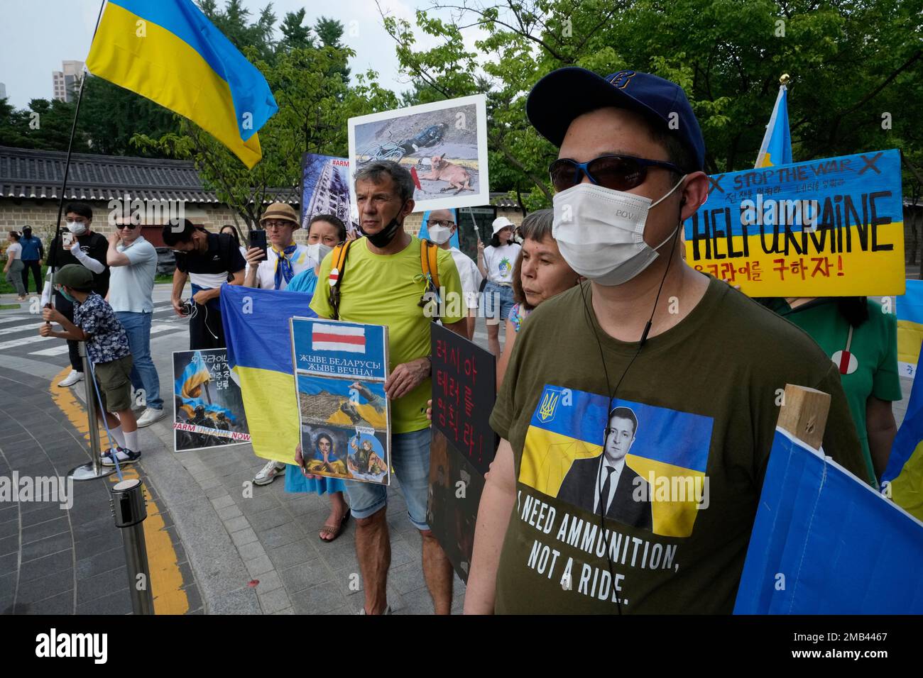 People stage a rally against Russia's invasion of Ukraine, near the Russian embassy in Seoul, South Korea, Sunday, July 10, 2022.(AP Photo/Ahn Young-joon) Foto Stock