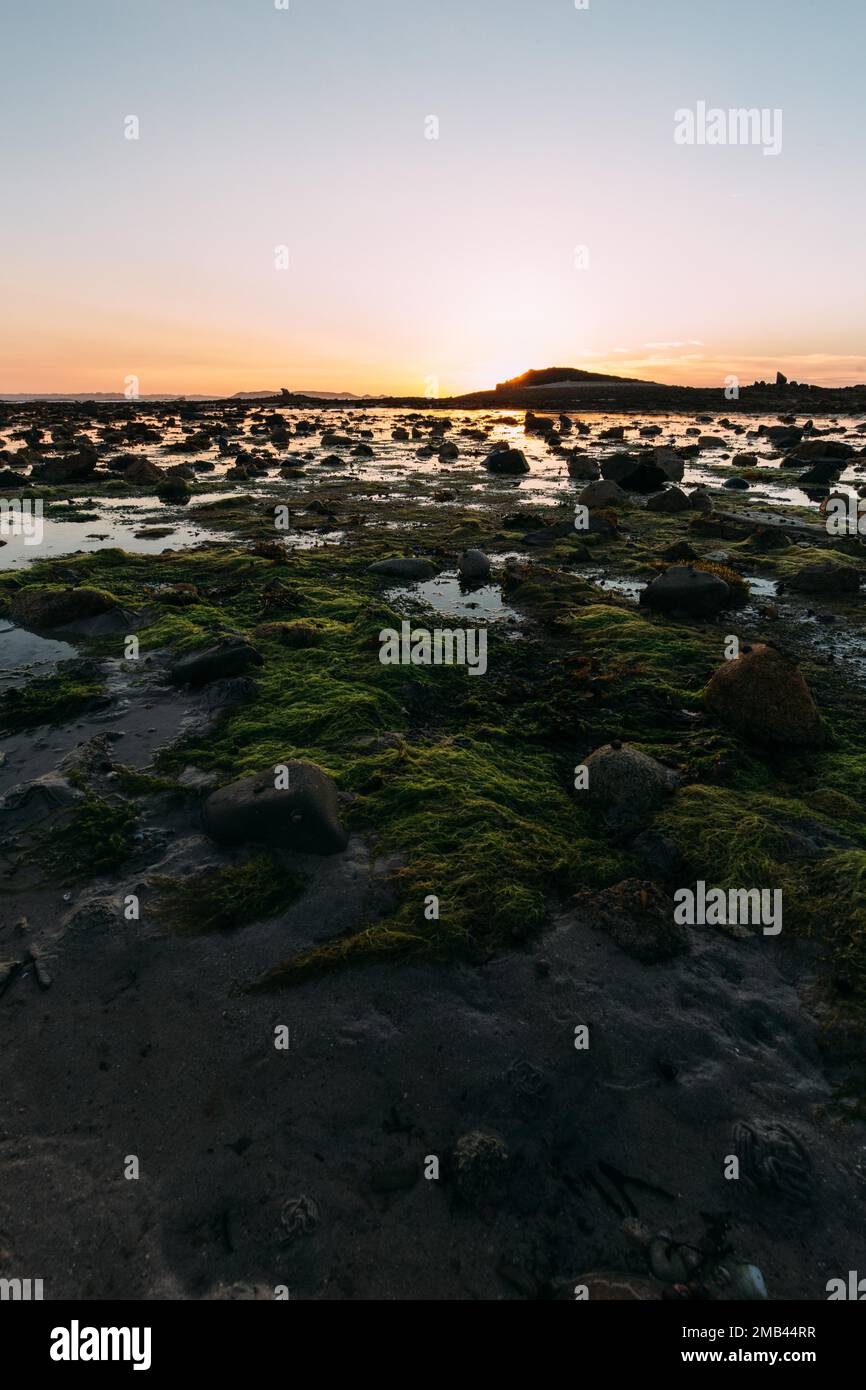 Port Blanc, Bretagna, Francia, tramonto sulla spiaggia Foto Stock