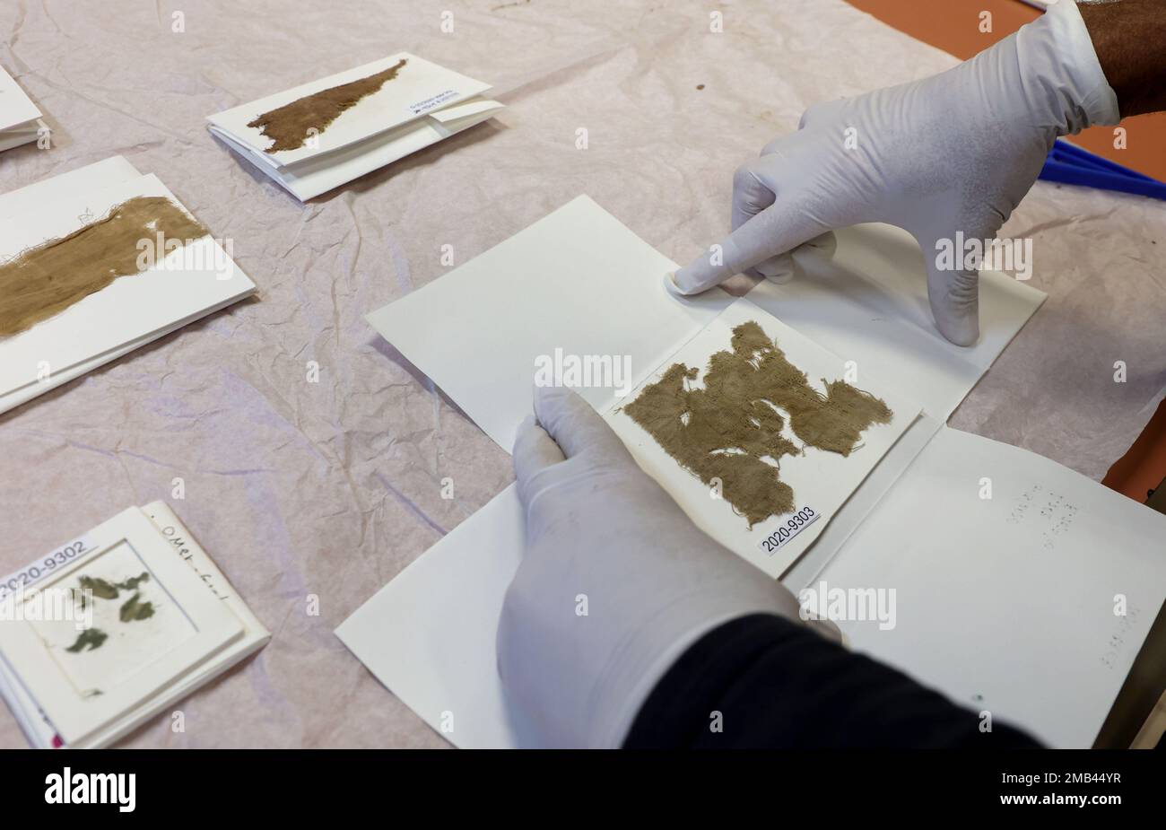 Haifa, Israele. 19th Jan, 2023. Un archeologo israeliano mostra tessuti colorati importati in un laboratorio dell'Università di Haifa (UH) di Haifa, Israele, 19 gennaio 2023. Gli archeologi israeliani hanno scoperto centinaia di tessuti colorati importati di 1.300 anni fa, ha detto l'Università di Haifa (UH) in una dichiarazione di martedì. PER ANDARE CON 'Israele scopre 1.300-year-old tessuti colorati di seta dalla Cina' Credit: Gil Cohen Magen/Xinhua/Alamy Live News Foto Stock