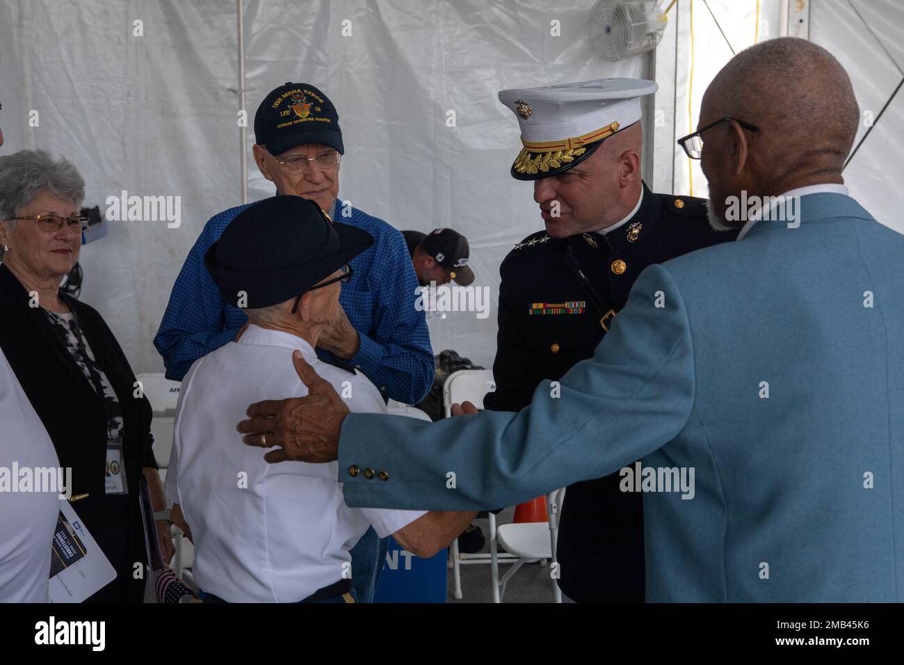 Il generale David G. Bellon, comandante della Riserva delle forze Marine e delle forze Marine del Sud, parla ai pensionati della Marina dopo la cerimonia di battesimo dell'USS Richard M. McCool Jr. (LPD 29), durante una visita a Pascagoula, Mississippi, 11 giugno 2022. Marines e marinai hanno sviluppato una forte collaborazione nel corso dei secoli difendendo gli Stati Uniti. Foto Stock