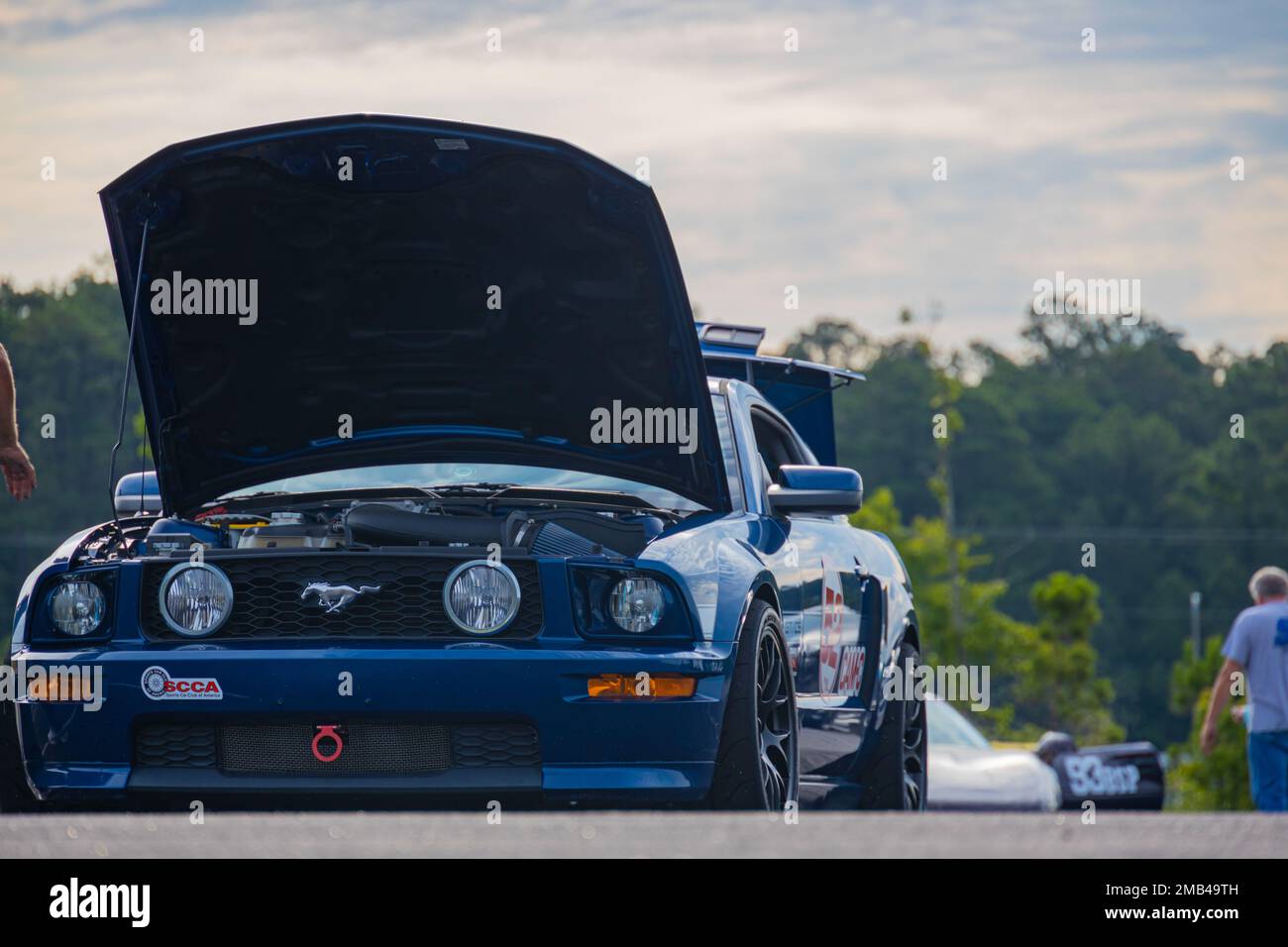 Un Ford Mustang 2009 appartenente a David Balance mostra fuori dalla sua auto e si assicura che tutto sta lavorando prima del corso di autocrross, Marine Corps Air Station Cherry Point, North Carolina, 11 giugno 2022. Lo Sports Car Club of America e il Single Marine Program ospitano l'autocross per consentire ai membri del servizio e agli appassionati di automobili di guidare i loro veicoli al limite in un ambiente sicuro. Foto Stock