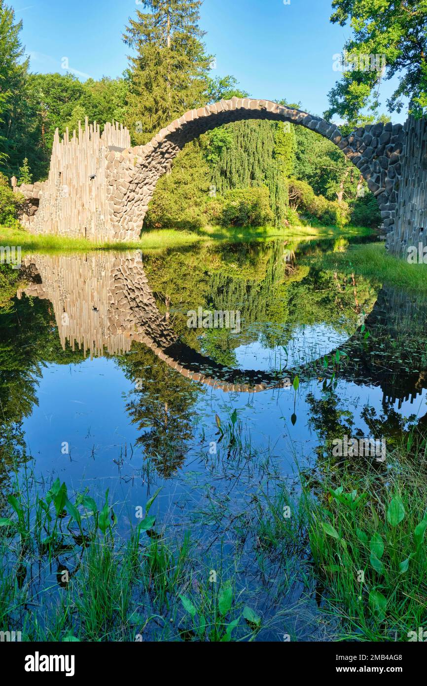 Ponte Rakotz, anche Ponte del Diavolo, nell'Azalea e Rhododendron Park Kromlau, Gablenz, Sassonia, Germania Foto Stock