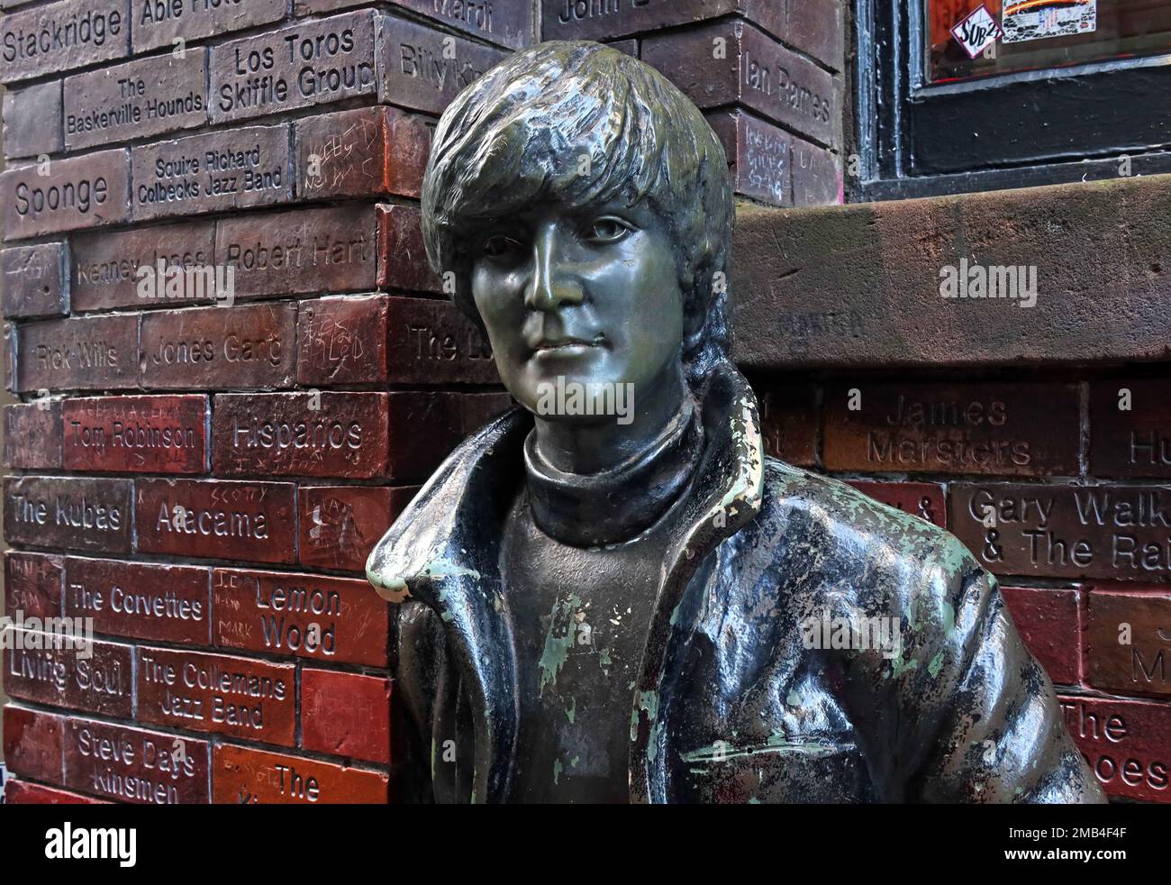 Statua in bronzo di John Lennon, al Cavern Pub, Cavern Walks, 10 Mathew Street, DI FRONTE AL CAVERN CLUB, Liverpool, Merseyside, UK, L2 6RE Foto Stock