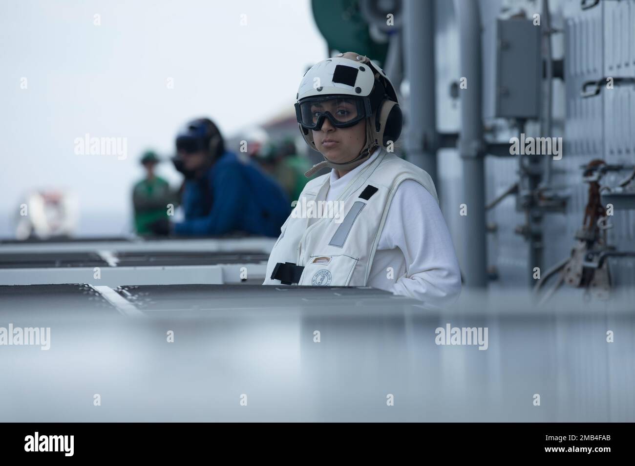 STATI UNITI Il Navy Hospitalman Kathrine Palacio osserva le operazioni di volo a bordo della nave d'assalto anfibio USS Tripoli (LHA 7), in corso, il 11 giugno 2022. Il carrier anfibio USS Tripoli (LHA 7) sta conducendo operazioni di routine all'interno della flotta degli Stati Uniti 7th. Foto Stock