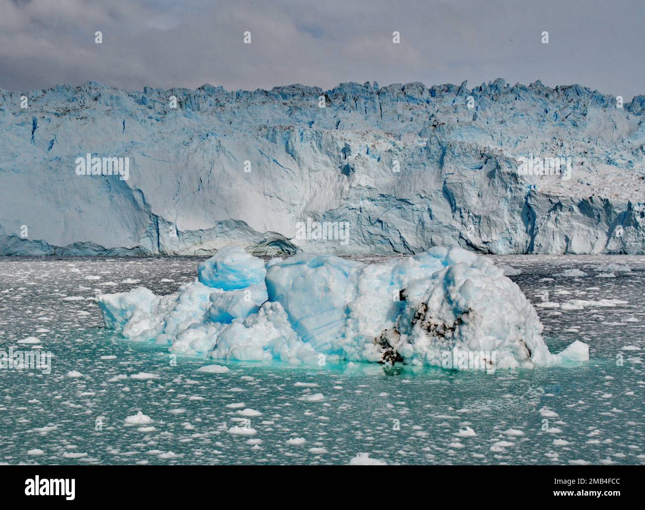 Ghiacciaio di Eqi e frammenti di ghiaccio in Groenlandia Foto Stock