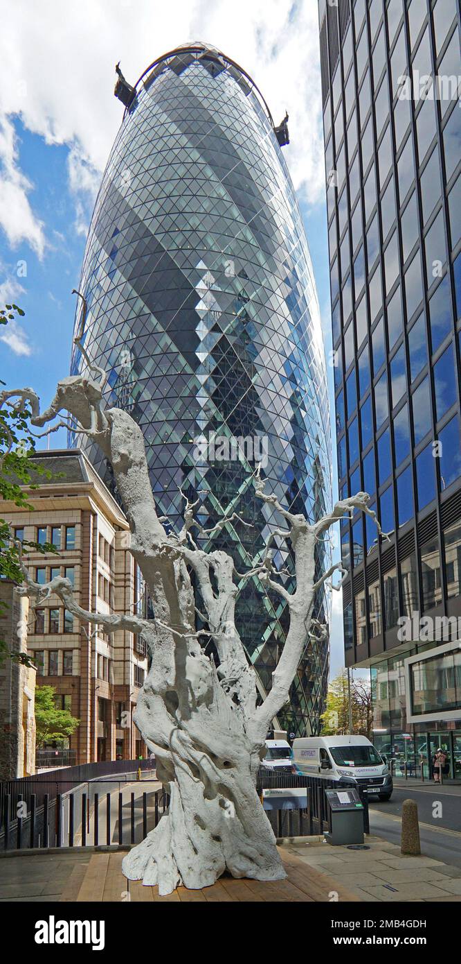 Scultura Luna d'Estate o Luna d'Estate di Ugo Rondinone, blocco torre Gherkin a 30 Santa Maria ascia da parte degli architetti Norman Foster e Ken Shuttleworth, Città Foto Stock