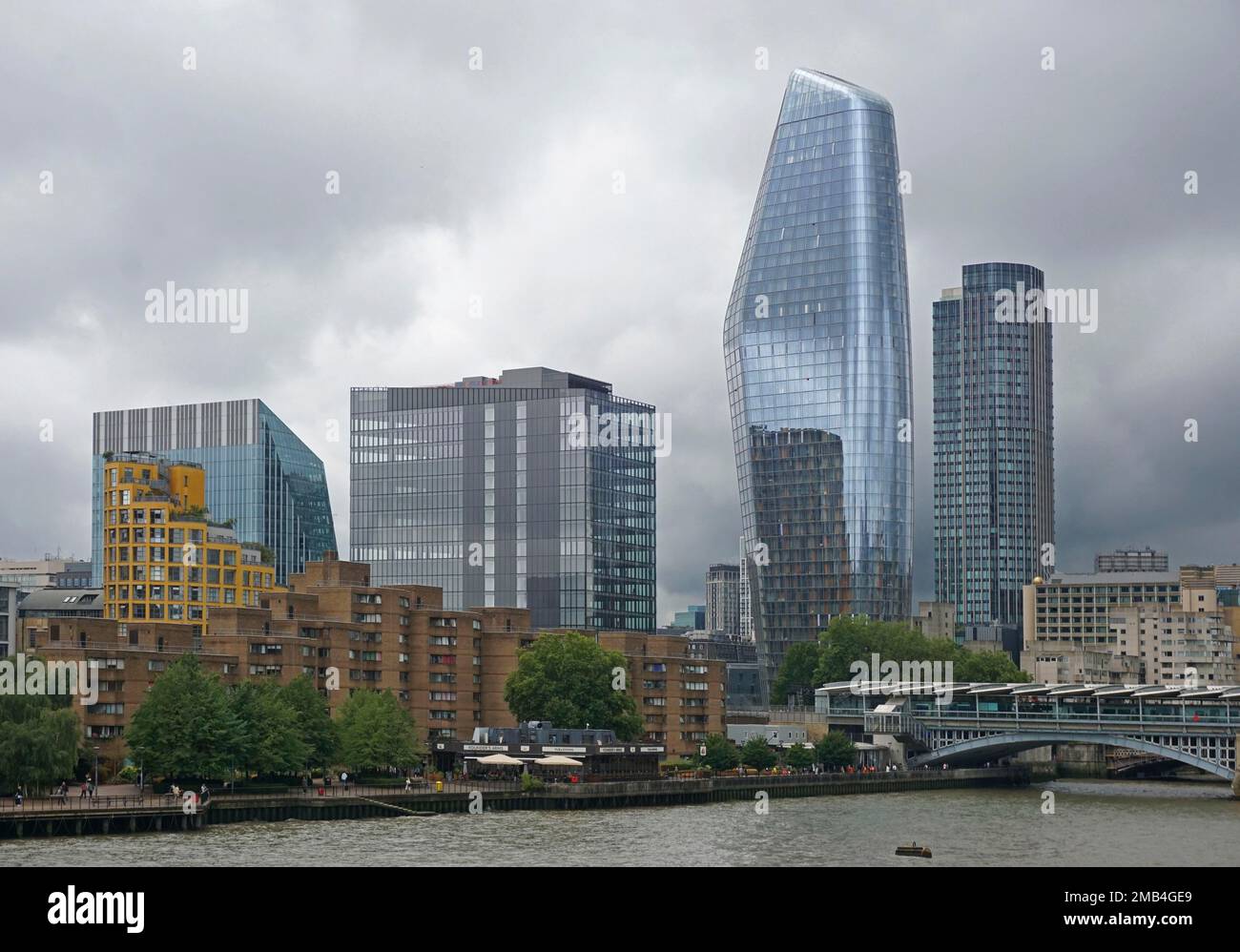 Tower Block One Blackfriars o The Beer Gut, 1 Blackfriars Road, Thames Embankment, Southwark, Londra, Inghilterra, Regno Unito Foto Stock