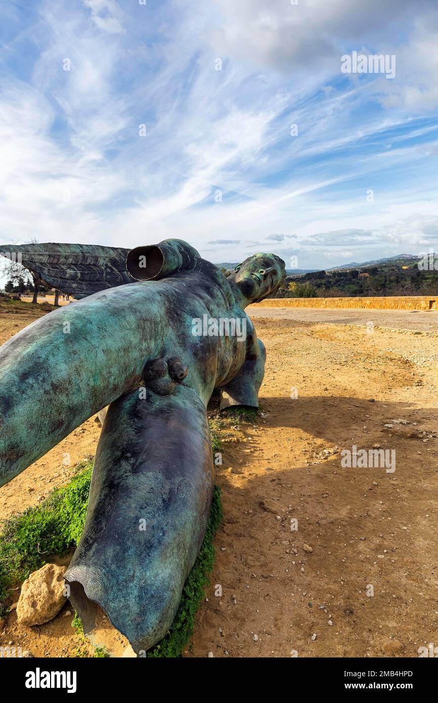 Caduta di Icarus, scultura moderna in bronzo dello scultore Igor Mitoraj, scultura monumentale senza braccia e piedi, con ali, sdraiata a terra, Valle Foto Stock