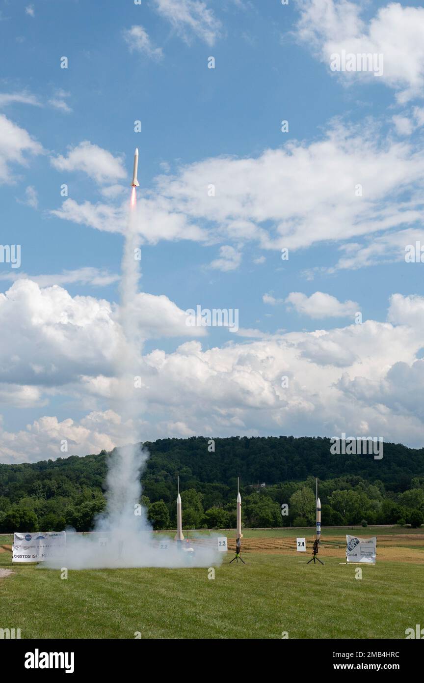 Un razzo viene lanciato nel cielo durante il CanSat Competition della American Astronautical Society il 11 giugno 2022 a Blacksburg, Virginia. CanSat Competition è un concorso annuale di progettazione, costruzione e lancio di studenti per argomenti relativi allo spazio. Foto Stock