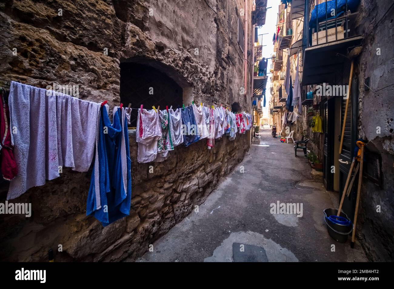 Vicolo stretto di Palermo con lavanderia appesa. Foto Stock