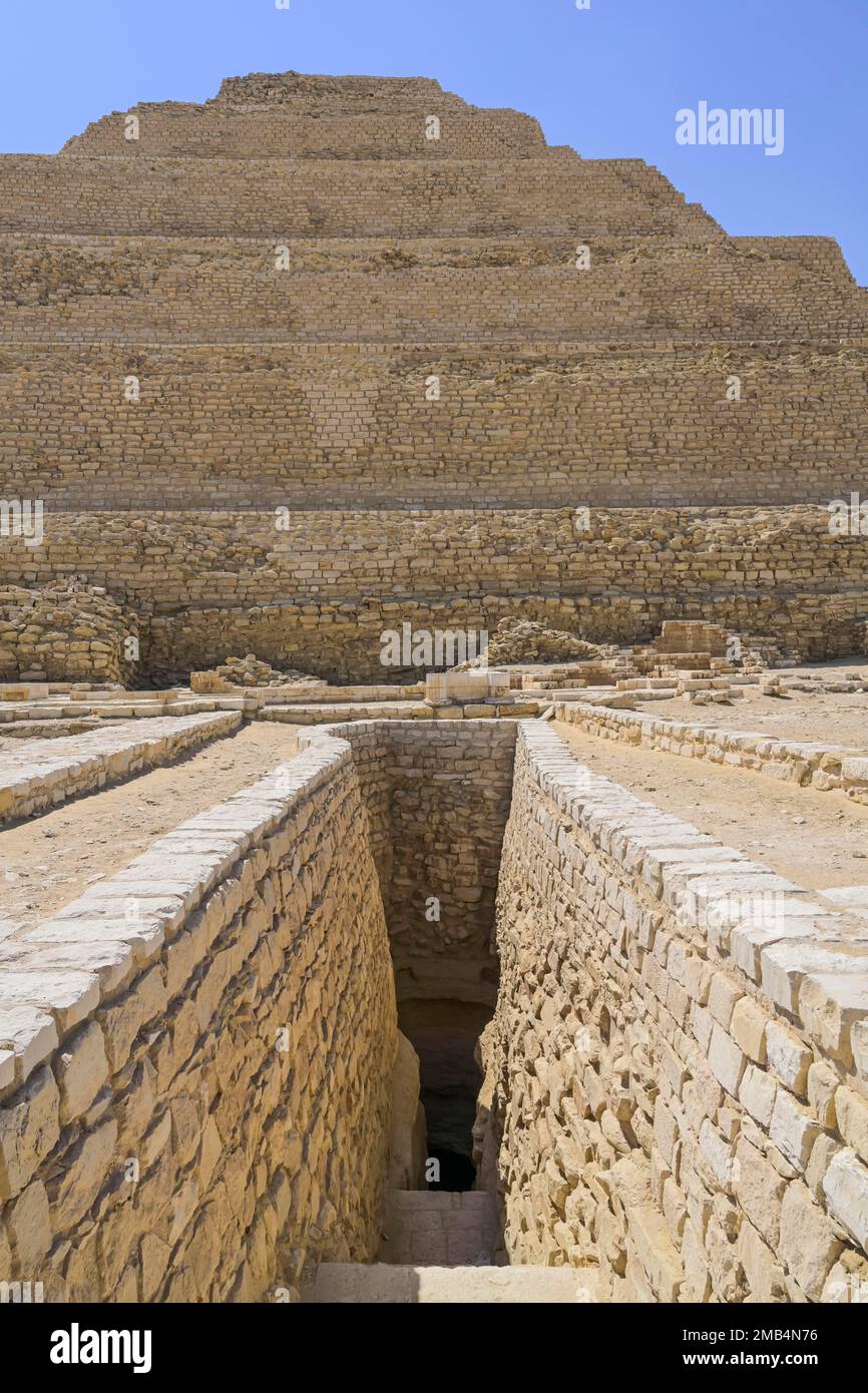 Accesso alla sottostruttura nel Tempio dei morti, Piramide a gradini di Re Djoser, Necropoli di Saqqara, Egitto Foto Stock