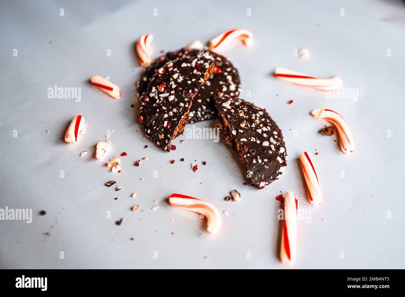 Un primo piano di due metà di un biscotto di menta piperita di canna caramella al cioccolato di Natale Foto Stock