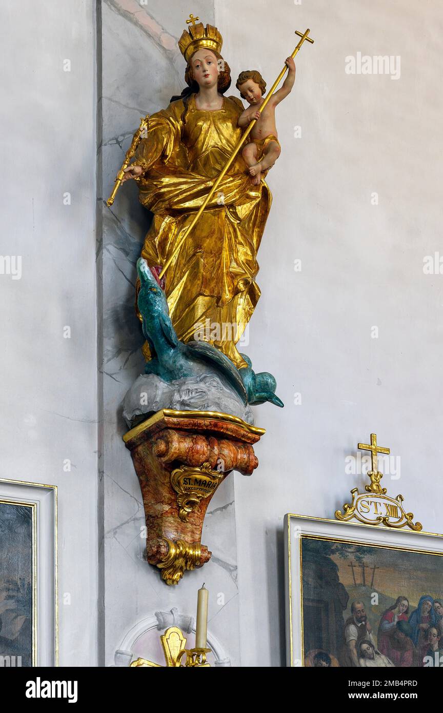 Figura di Maria con Gesù Bambino, corona e scettro, San Stephen's Church, Rettenberg, Allgaeu, Baviera, Germania Foto Stock