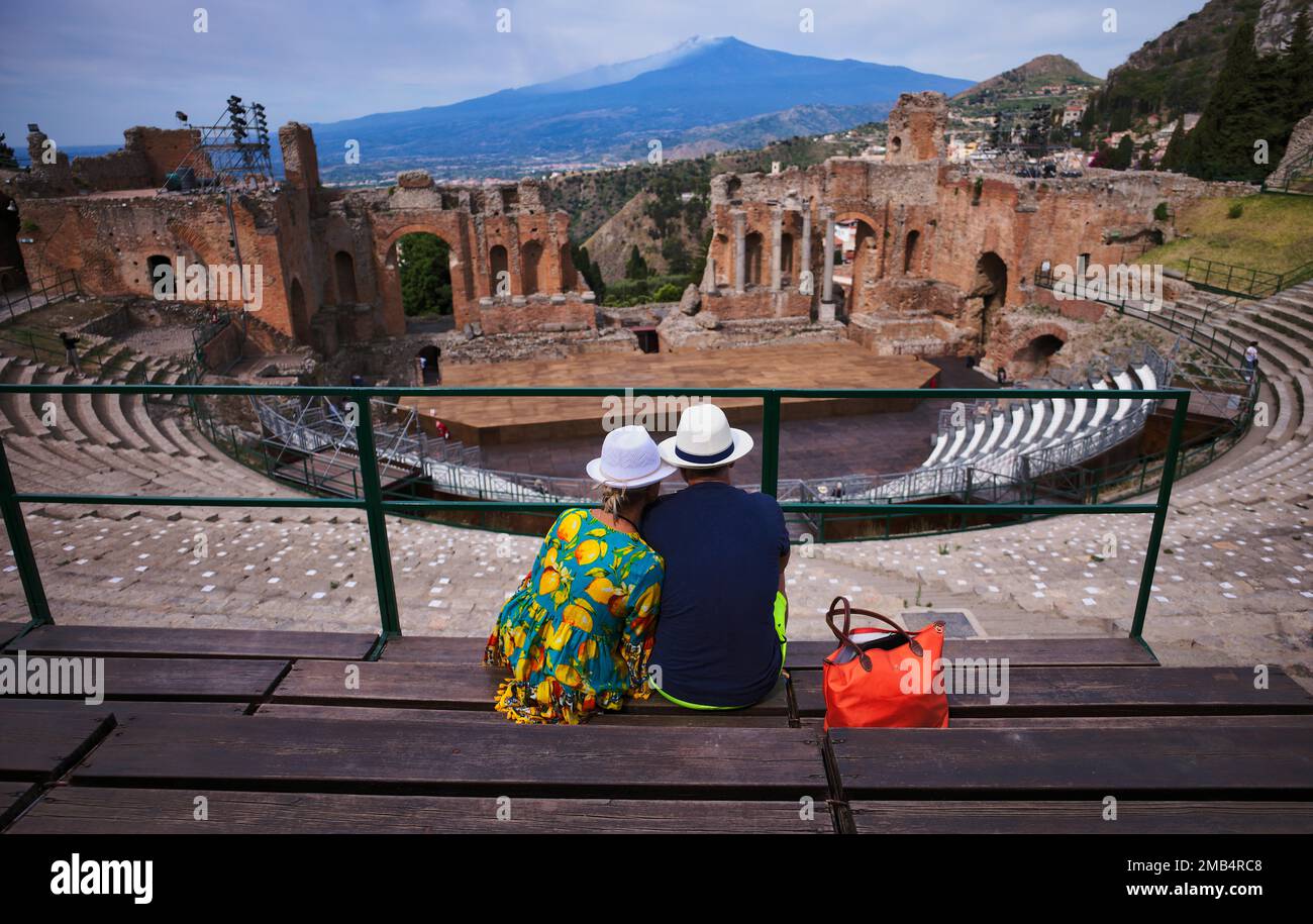 Coppia, teatro antico, Teatro Greco, dietro il vulcano Etna, Taormina, Sicilia, Italia Foto Stock